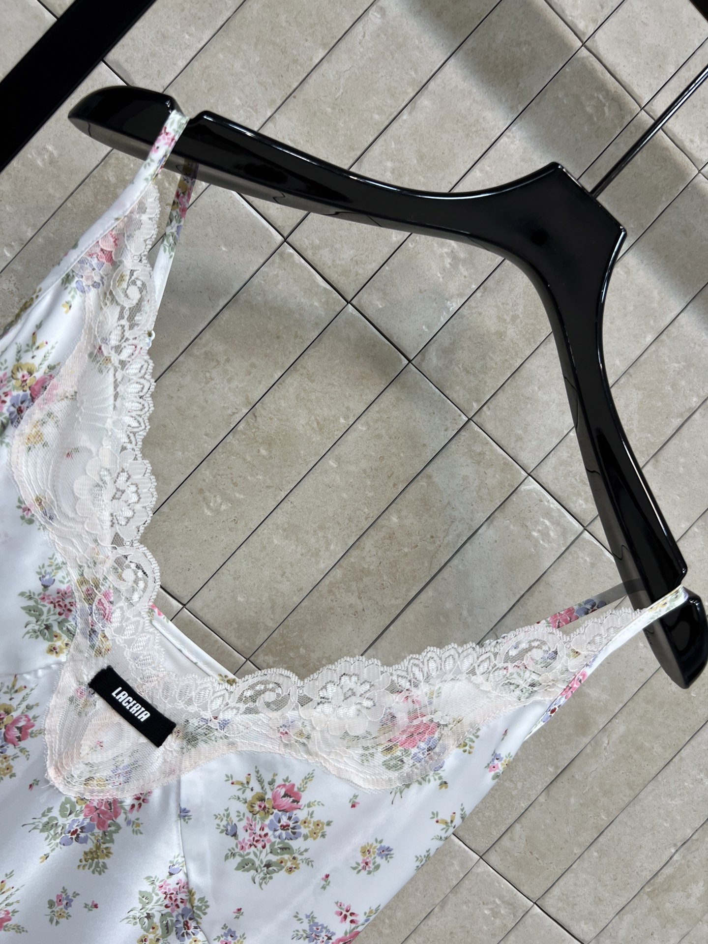 MIU家 26夏季新款 碎花蕾丝吊带  蕾丝花边+小碎花图案 V领修饰颈部线条 侧边抽绳可调节收腰 显身