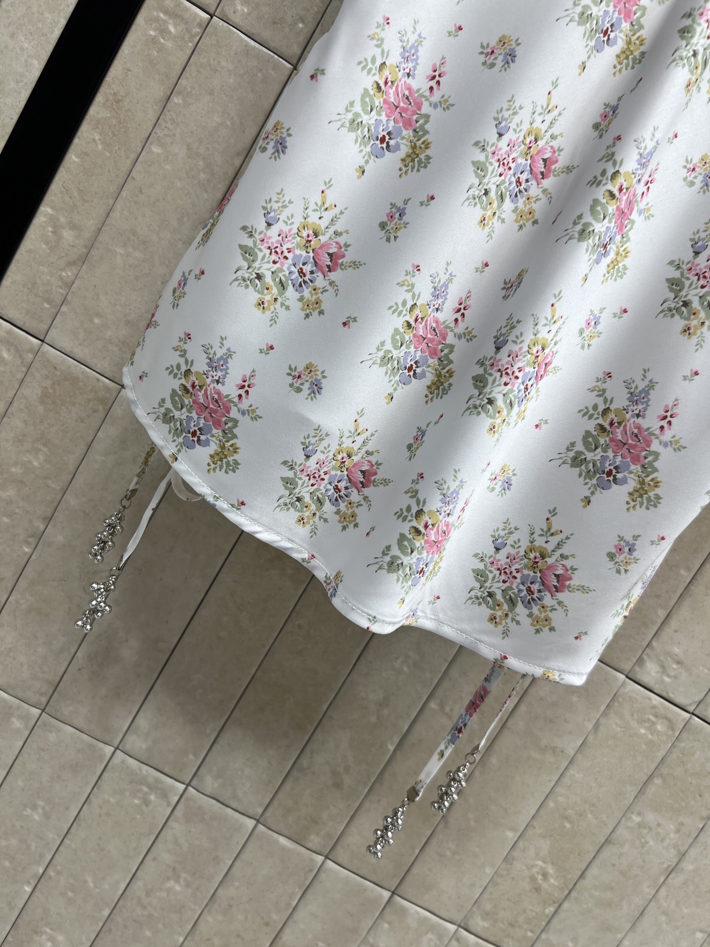 MIU家 26夏季新款 碎花蕾丝吊带  蕾丝花边+小碎花图案 V领修饰颈部线条 侧边抽绳可调节收腰 显身