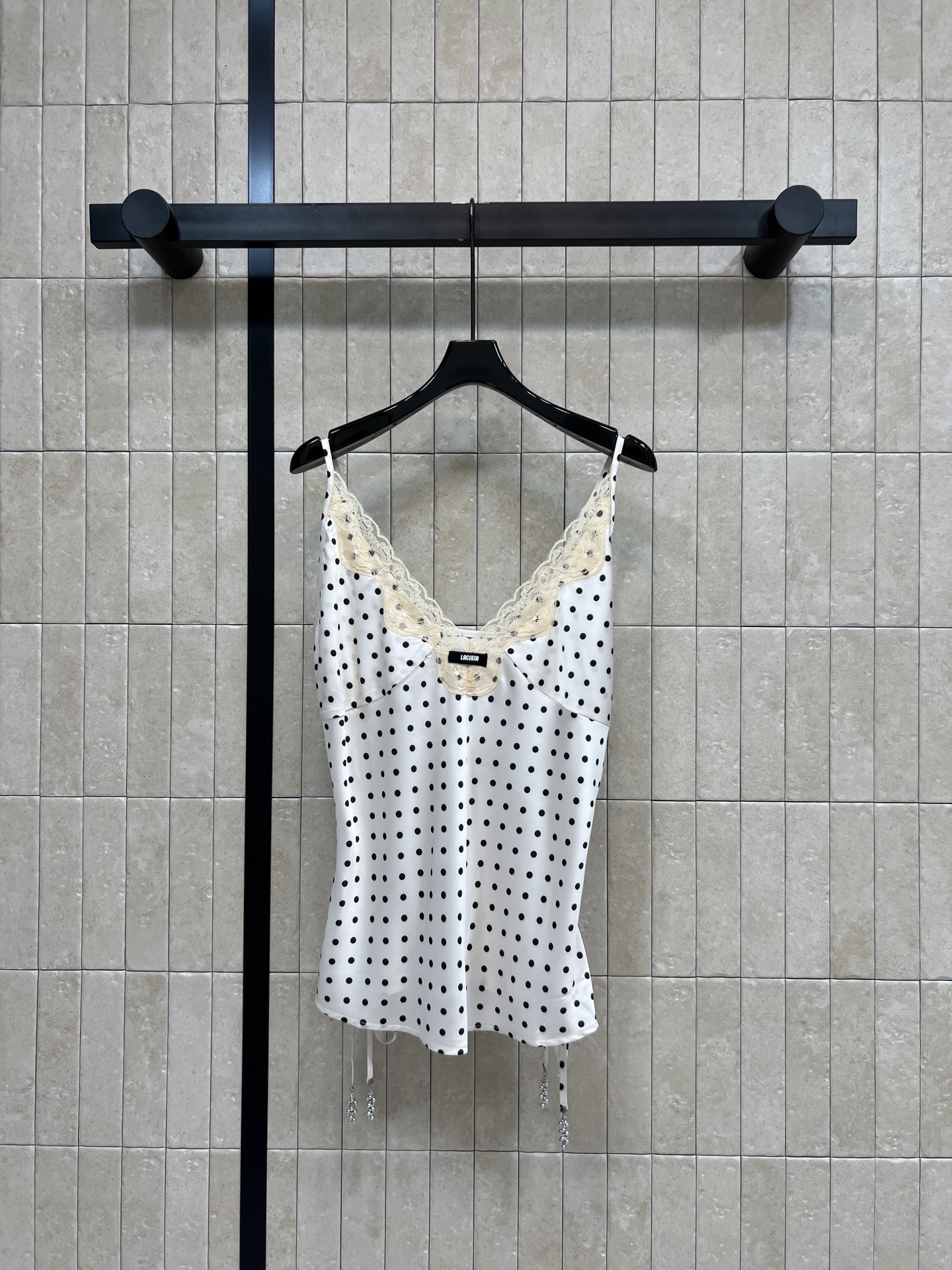 NO:837917,MIU home 26 new summer style polka dot lace suspender, black polka dots on white background + off-white lace V-neck, full of French retro feel, light and comfortable fabric, perfect for summer, adjustable side drawstrings, slim and slim, shoulder strap width is just right, can be worn for commuting and dating, paired with a skirt or high-waisted pants of the same color, easy to get an elegant atmosphere, three sizes in one color, Size/S-M-L,,miumiu,skirts,19860909MIU家 26夏季新款 波点蕾丝吊带 白底黑波点+米白蕾丝V领 法式复古感满满 面料轻盈舒适 夏天穿超合适 侧边抽绳可调节松紧 修身显瘦 肩带宽度刚刚好 通勤约会都能穿 搭配同色半裙或高腰裤 轻松get优雅氛围感 一色三码Size/S-M-L,,miumiu,skirts,,Women's clothing