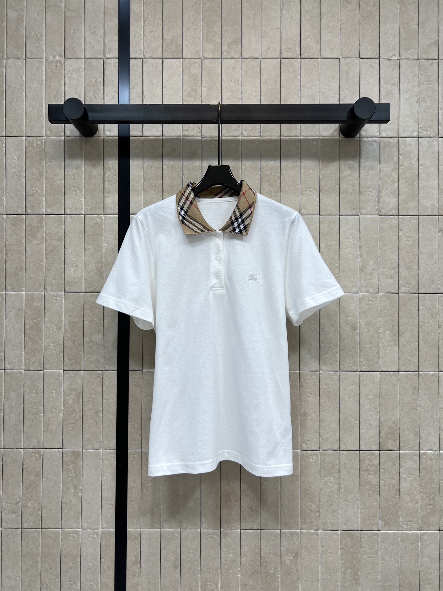 BUR家 26夏季新款 格纹polo领短袖 面料采用棉质亲肤透气 翻领短袖设计 门襟的同色系纽扣 侧边的