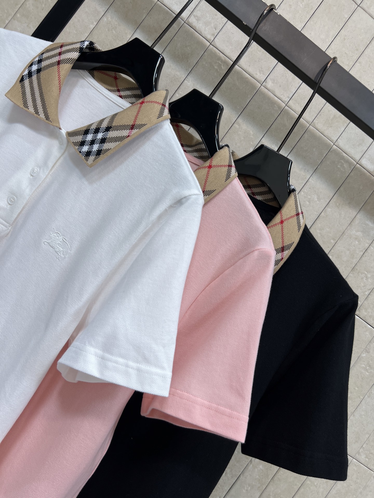 BUR家 26夏季新款 格纹polo领短袖 面料采用棉质亲肤透气 翻领短袖设计 门襟的同色系纽扣 侧边的
