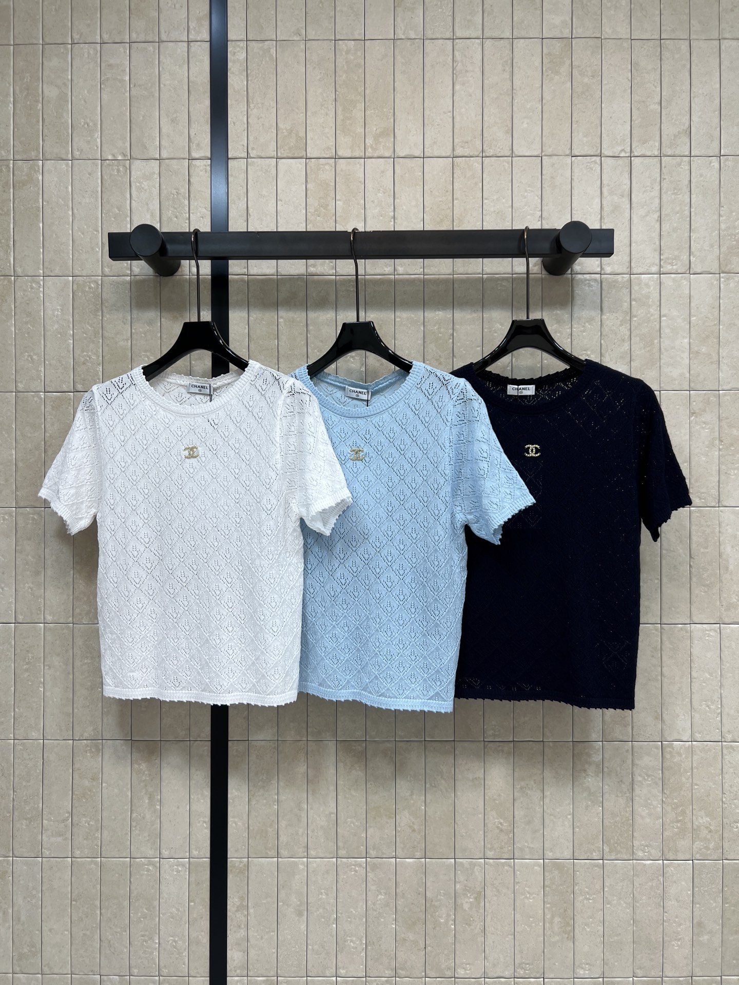 NO:837905,C Home 26 new summer style diamond hollow short sleeves. The fabric is breathable. The round neck design is simple and elegant. The cuffs and hem lace are super detailed. It is very comfortable to wear in summer. It is versatile whether it is paired with jeans or a skirt. It is easy to switch between casual or formal styles. It can be easily controlled for daily outings and parties. Three colors and three codes Size/S-M-L,,chanel,skirts,jeans,T-shirt,19860909C家 26夏季新款 菱格镂空短袖 面料自带透气呼吸感 圆领设计简约大方 袖口和下摆蕾丝花边超有细节感 夏天穿超舒服 无论搭牛仔裤还是半裙都很百搭 轻松切换休闲or正式风格 日常出街 聚会都能轻松驾驭 三色三码Size/S-M-L,,chanel,skirts,jeans,T-shirt,,Women's clothing