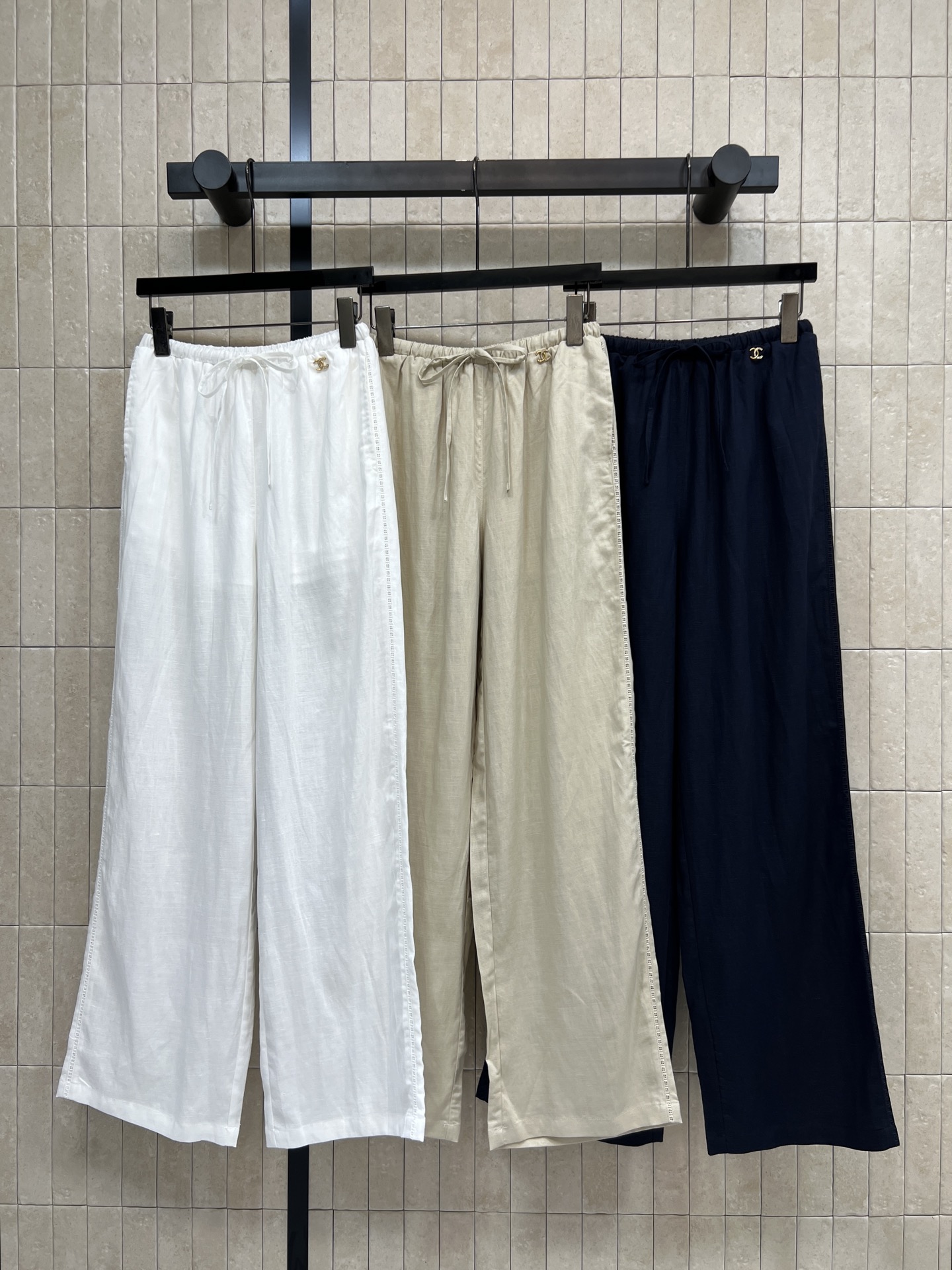 NO:837890,C Home 26 new summer style drawstring wide-leg casual pants, linen and tencel blended fabric, high waist elastic + drawstring design, suitable for all body types, comfortable to wear without restricting the person, loose wide-leg version, perfect drape, modifies the leg shape and shows a lazy temperament, can be worn casually with T-shirts and shirts, can be worn for commuting and leisure, three colors and three codes Size/S-M-L,,chanel,shirts,tees,t-shirt,19860909C家 26夏季新款 抽绳阔腿休闲裤 亚麻天丝混纺面料 高腰松紧+抽绳设计 适合各种身材 穿着自在不勒人 宽松阔腿版型 垂坠感满分 修饰腿型还显慵懒气质 随便配T恤 衬衫都OK 通勤休闲都能穿 三色三码Size/S-M-L,,chanel,shirts,tees，t-shirt,,Women's clothing