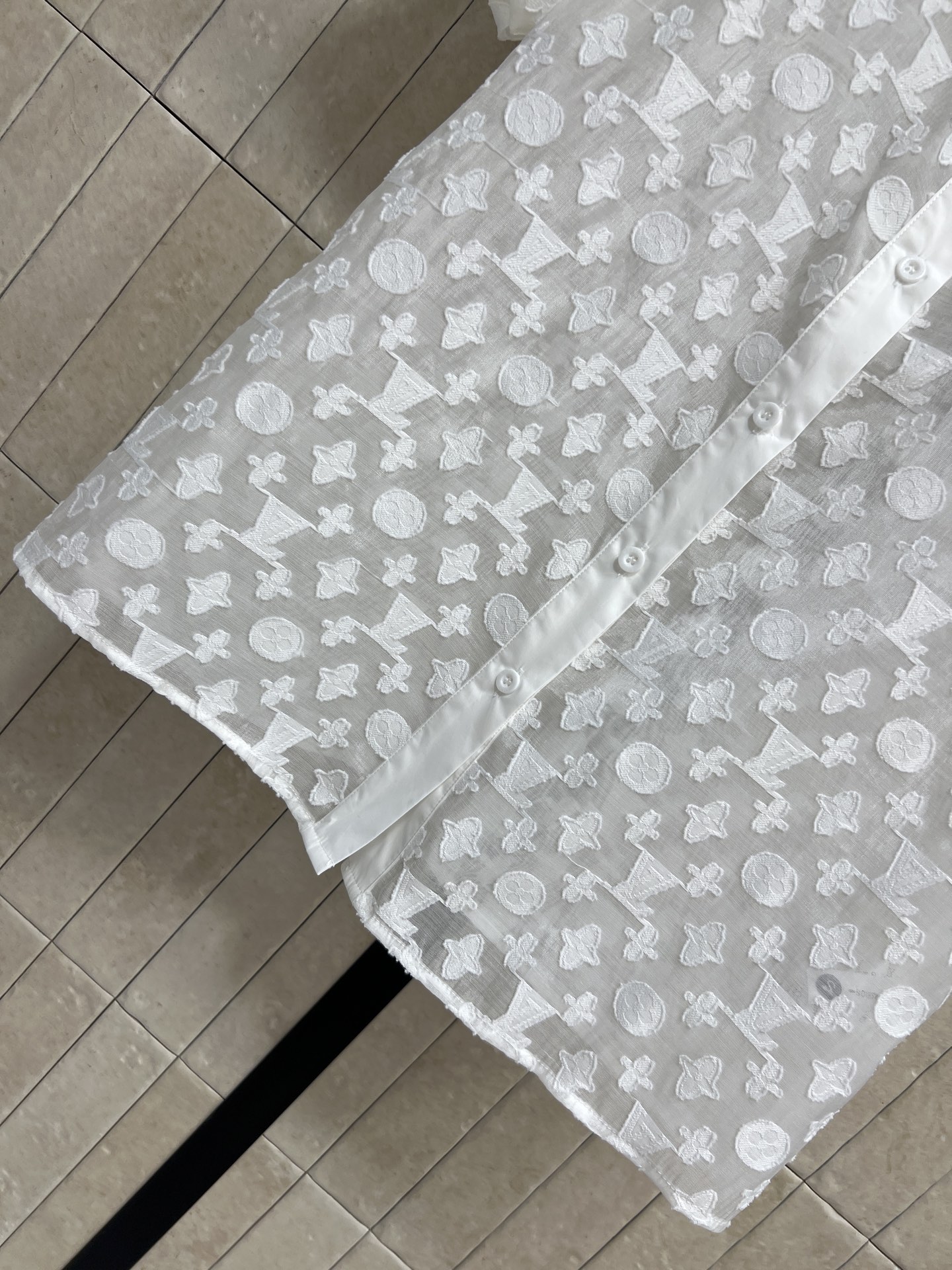 L家 26夏季新款 白色提花套装 翻领衬衫+松紧短裤 微透的提花面料 胸前的同色系口袋 短裤内里做了亲肤