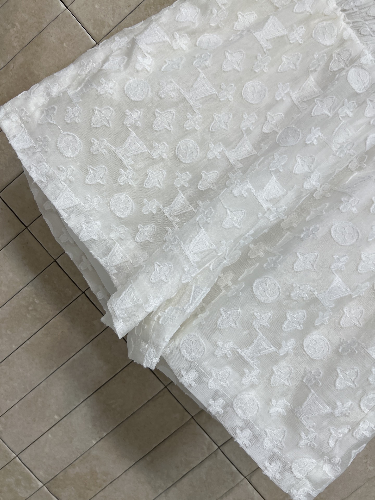 L家 26夏季新款 白色提花套装 翻领衬衫+松紧短裤 微透的提花面料 胸前的同色系口袋 短裤内里做了亲肤