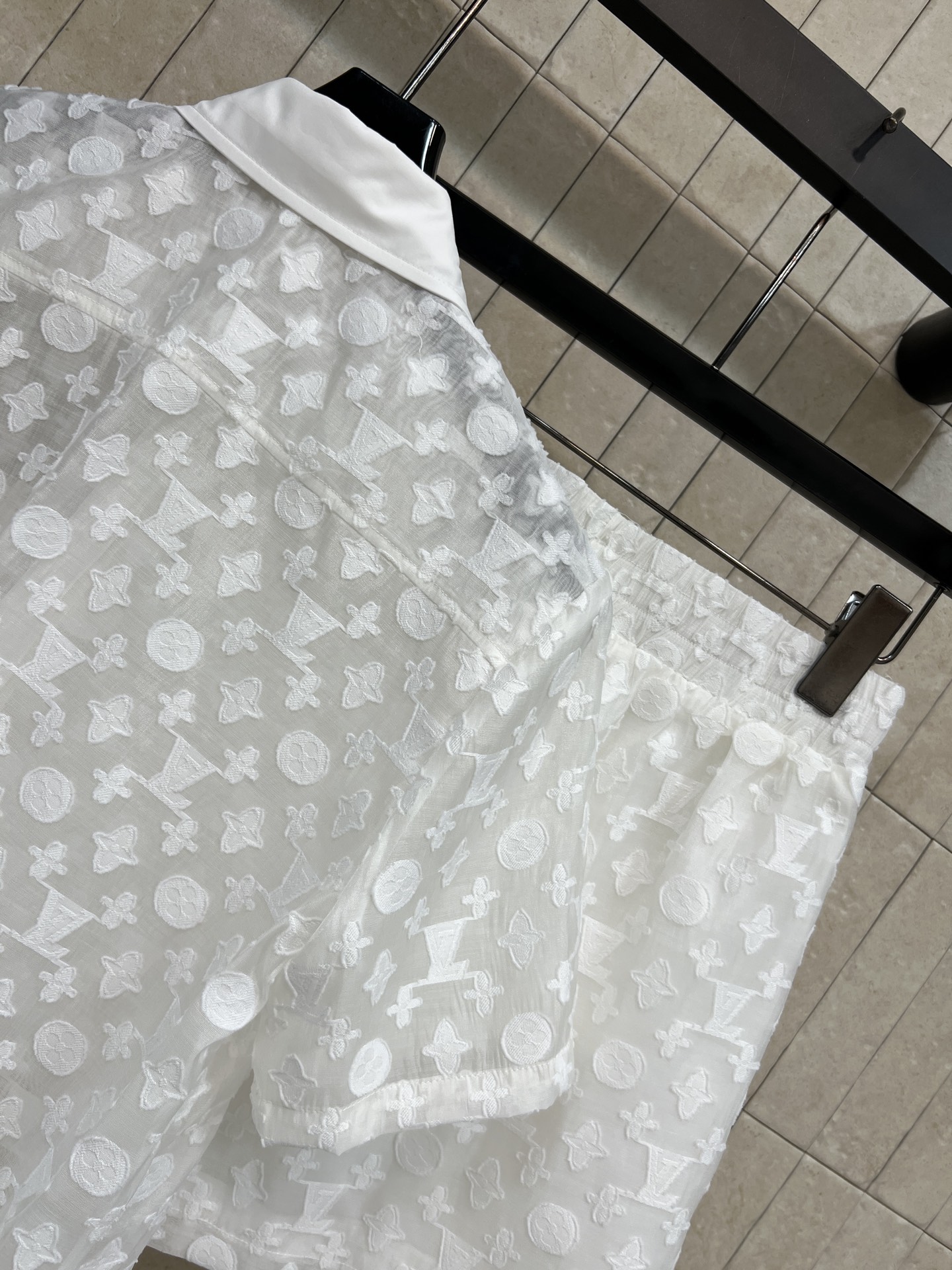 L家 26夏季新款 白色提花套装 翻领衬衫+松紧短裤 微透的提花面料 胸前的同色系口袋 短裤内里做了亲肤