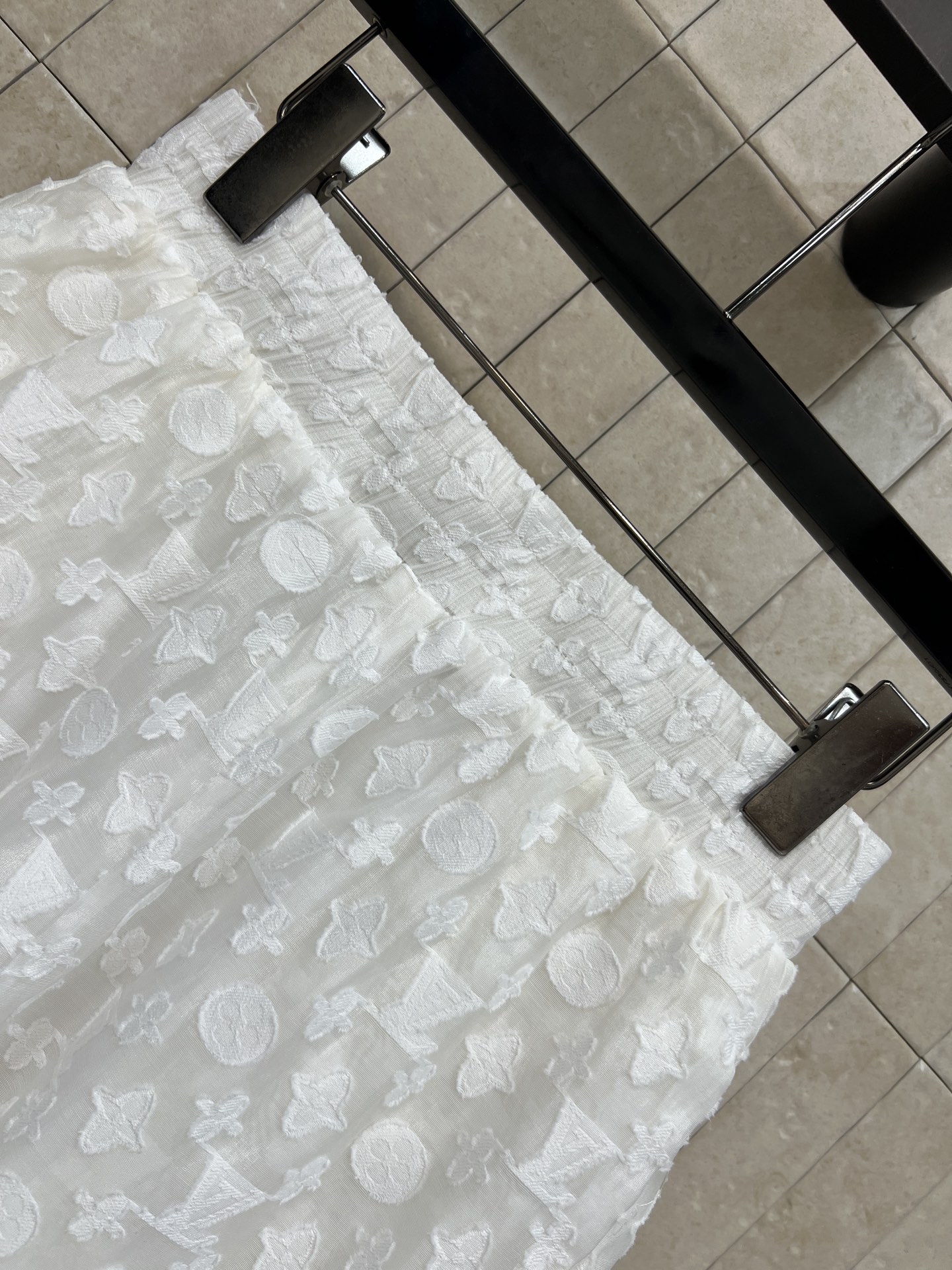 L家 26夏季新款 白色提花套装 翻领衬衫+松紧短裤 微透的提花面料 胸前的同色系口袋 短裤内里做了亲肤