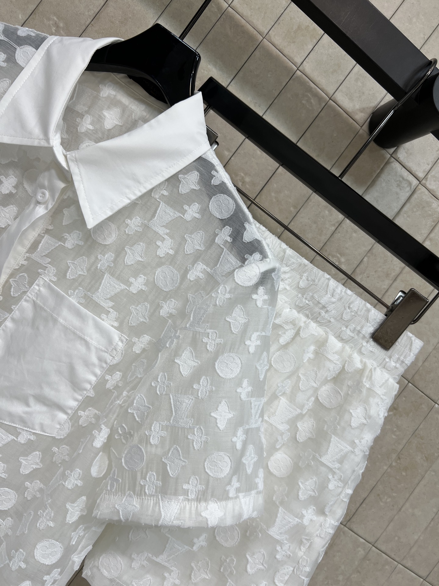 L家 26夏季新款 白色提花套装 翻领衬衫+松紧短裤 微透的提花面料 胸前的同色系口袋 短裤内里做了亲肤