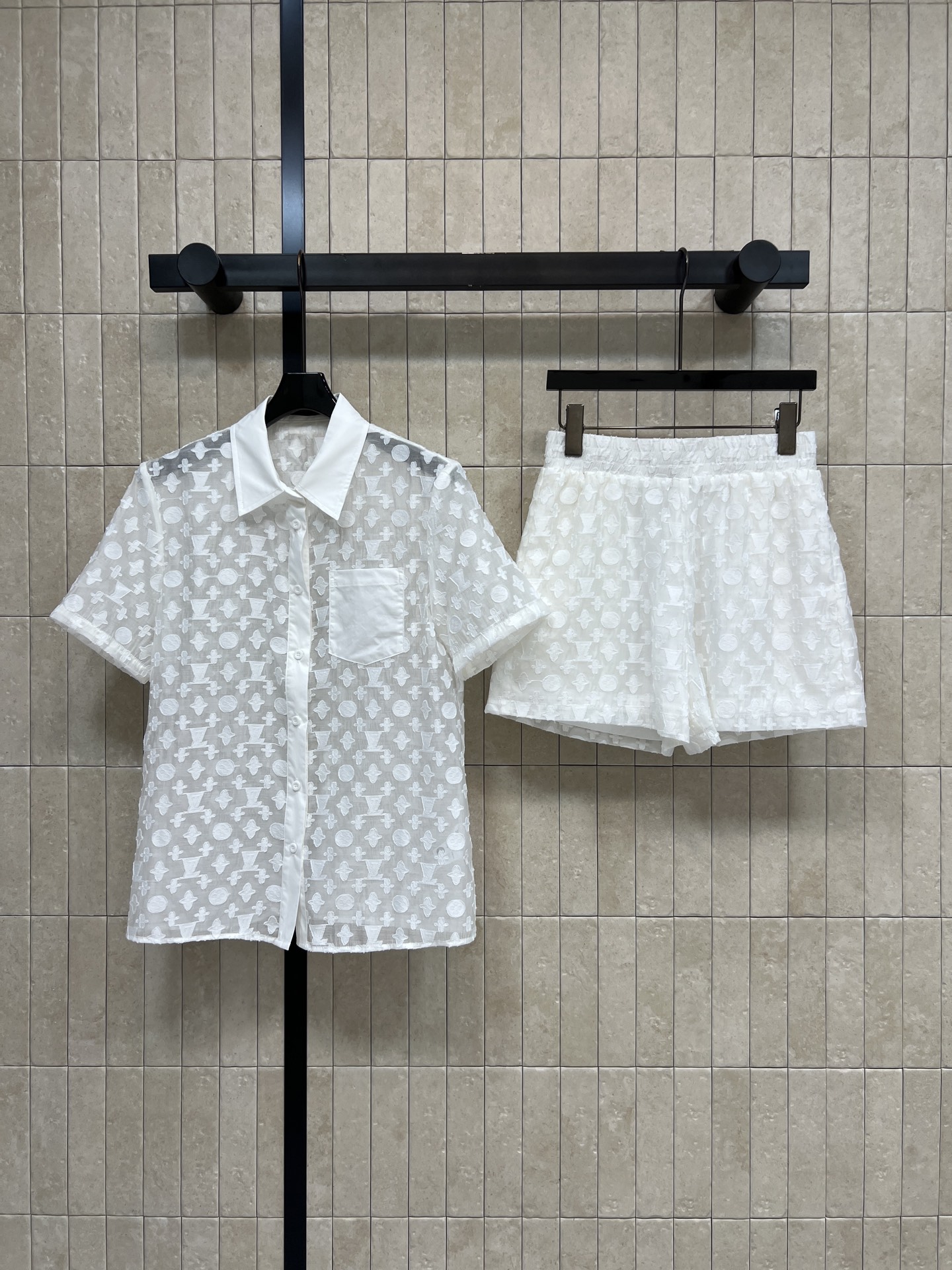 NO:837955,L's 26 new summer style white jacquard suit, lapel shirt + elastic shorts, slightly see-through jacquard fabric, pockets of the same color on the chest, skin-friendly lining inside the shorts, a complete set of coordination, suitable for commuting, dating, and vacation. It will look great with just a pair of sandals or white shoes. Three sizes in one color, Size/S-M-L,, louis vuitton, sandals, shorts, shirts,19860909L家 26夏季新款 白色提花套装 翻领衬衫+松紧短裤 微透的提花面料 胸前的同色系口袋 短裤内里做了亲肤内衬 成套协调感拉满 通勤 约会 度假都能hold住 随便搭一双凉鞋或小白鞋就很出彩 一色三码Size/S-M-L,,louis vuitton,sandals,shorts,shirts,,Women's clothing