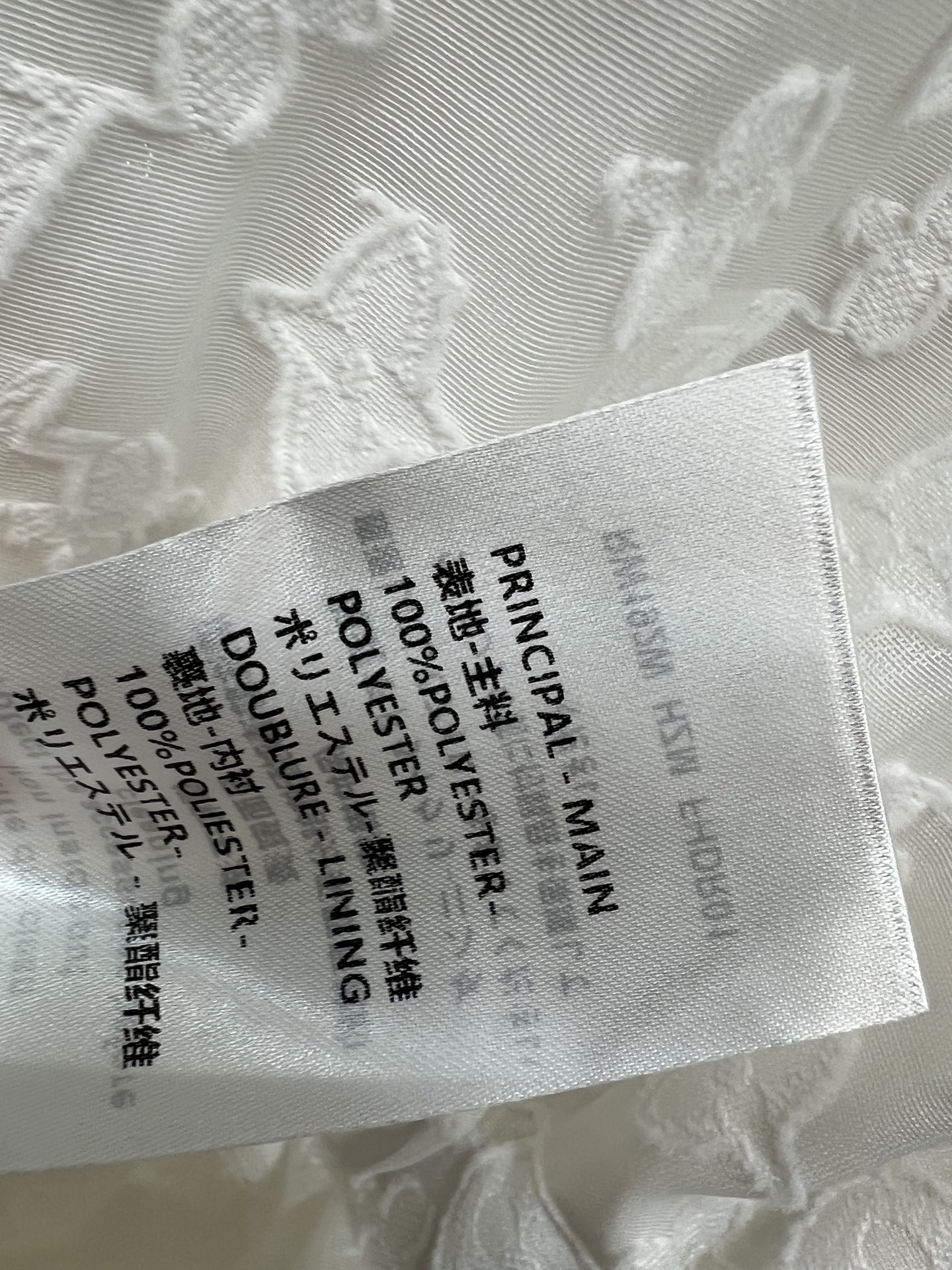 L家 26夏季新款 白色提花连衣裙 面料轻薄透气 微透的朦胧 内里做了亲肤内衬 细节感满满 经典衬衫V翻