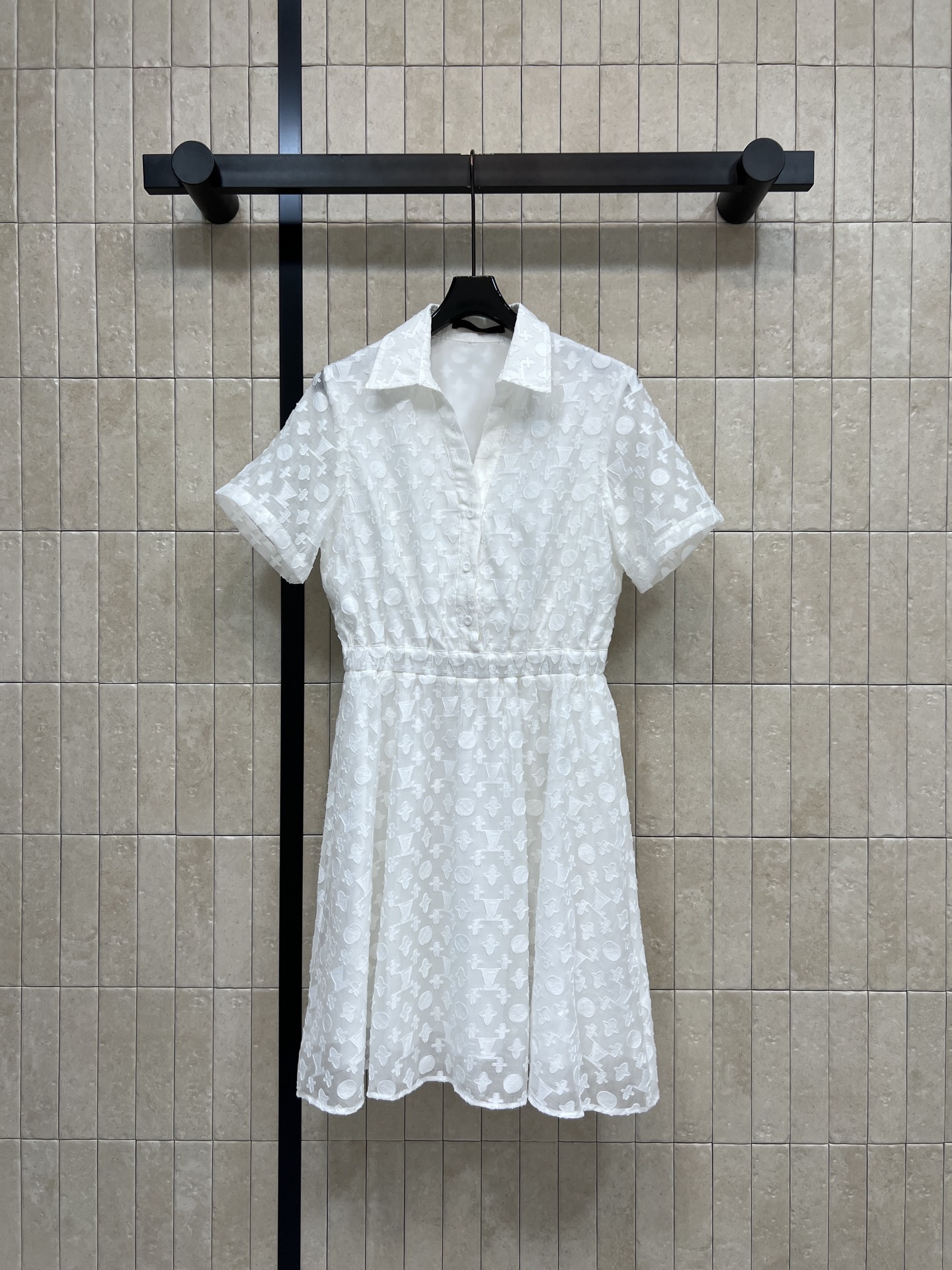 NO:837948,L's 26 new summer style white jacquard dress. The fabric is light and breathable. It is slightly hazy. It has a skin-friendly lining on the inside. It is full of details. Classic shirt V lapel. The folded cuffs are neat. The waist is designed with elastic waist. Simple and elegant design. It can be easily controlled with exquisite accessories. Low-key without losing texture. Three sizes in one color. Size/S-M-L,, louis vuitton, skirts, shirts,19860909L家 26夏季新款 白色提花连衣裙 面料轻薄透气 微透的朦胧 内里做了亲肤内衬 细节感满满 经典衬衫V翻领 翻折袖口利落 腰部做了弹力收腰设计 简约大气的设计 搭配精致的小配饰 就能轻松驾驭 低调又不失质感 一色三码Size/S-M-L,,louis vuitton,skirts,shirts,,Women's clothing