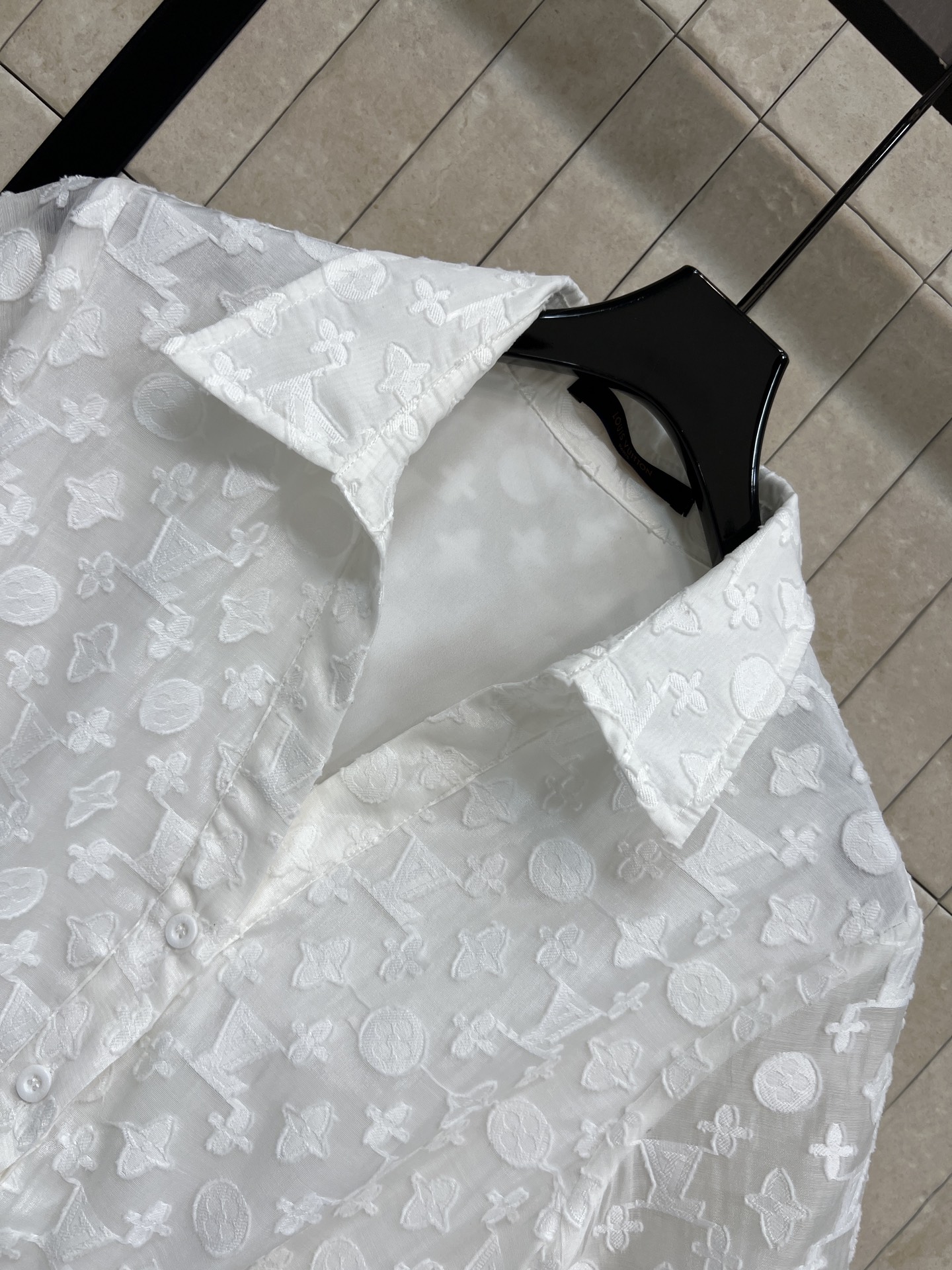 L家 26夏季新款 白色提花连衣裙 面料轻薄透气 微透的朦胧 内里做了亲肤内衬 细节感满满 经典衬衫V翻