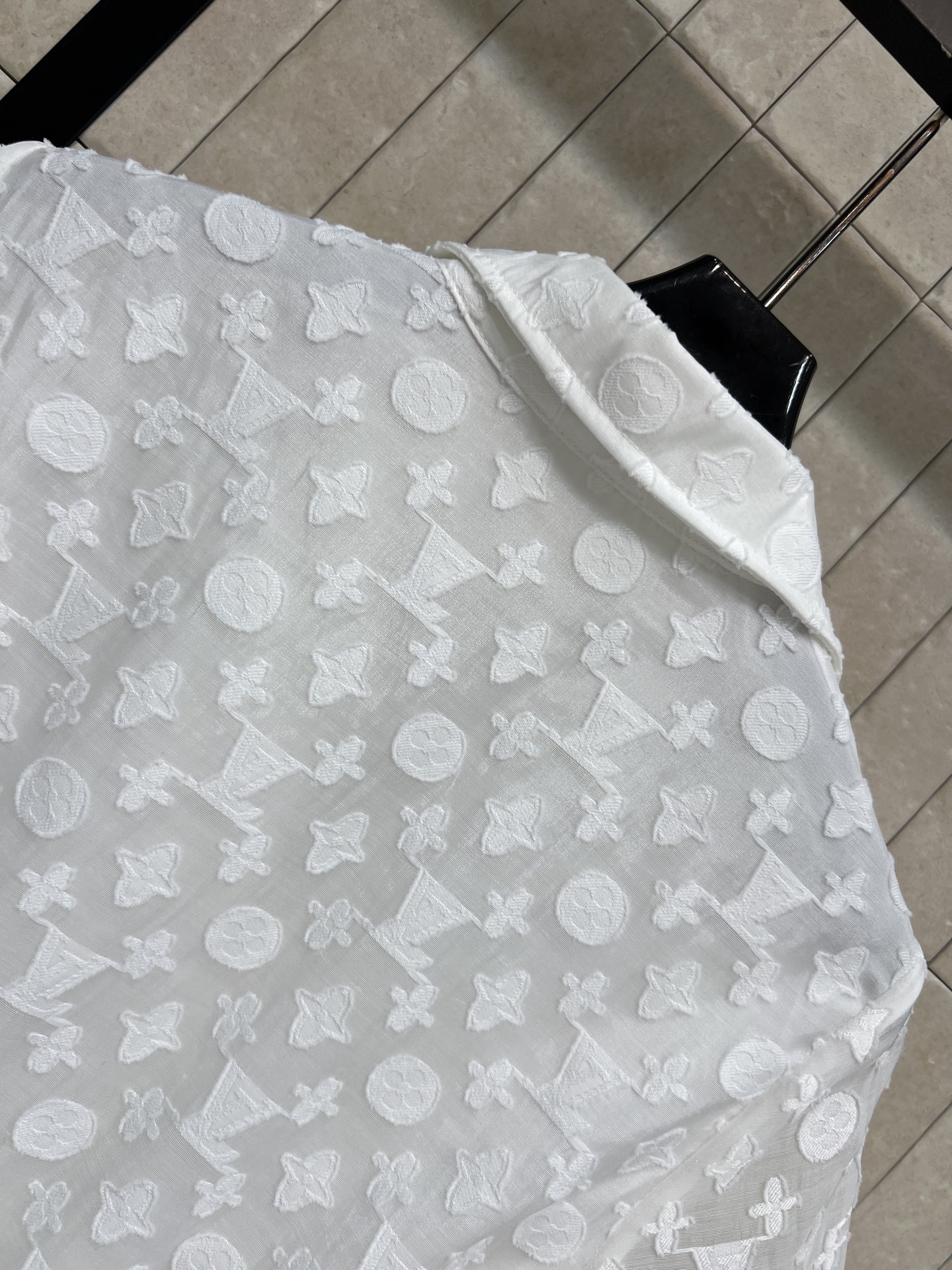 L家 26夏季新款 白色提花连衣裙 面料轻薄透气 微透的朦胧 内里做了亲肤内衬 细节感满满 经典衬衫V翻