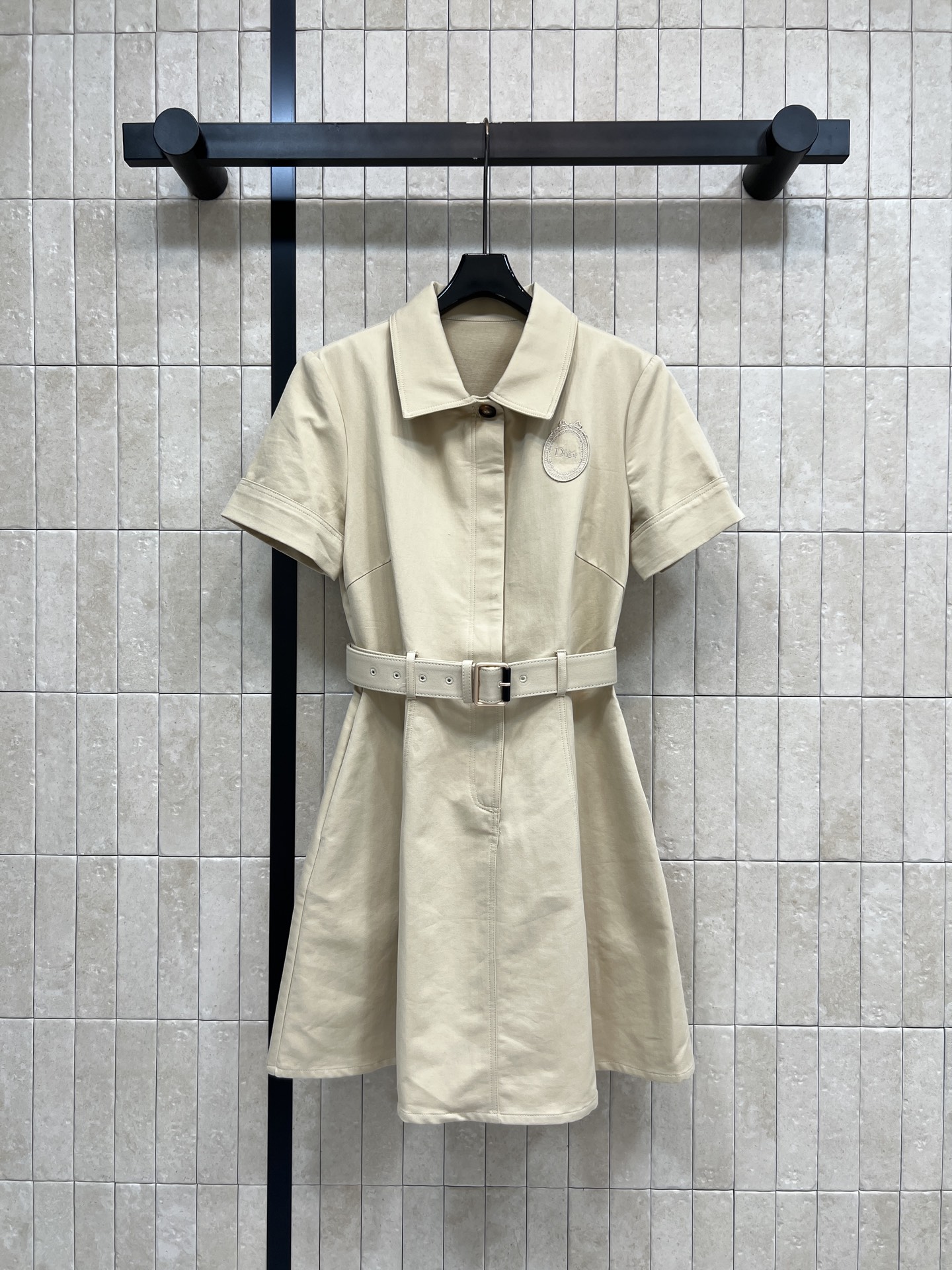 NO:837940,D Home 26 new summer style lapel waist dress, short-sleeved design, waist + belt of the same color, easily highlights the waist line, high-quality cotton fabric, light and breathable, super comfortable to wear in summer, commuting and workplace, can be easily controlled in daily life, capable yet gentle temperament, paired with loafers or armpit bag, easy to get urban simple style, three sizes in one color, Size/S-M-L,,dior,loafers,skirts,T-shirt,19860909D家 26夏季新款 翻领收腰连衣裙 短袖设计 收腰+同色腰带 轻松凸显腰线高品质棉面料 轻盈透气 夏天穿超舒服 通勤 职场 日常都能轻松驾驭 干练又不失温柔气质 搭配乐福鞋或腋下包 轻松get都市简约风 一色三码Size/S-M-L,,dior,loafers,skirts,T-shirt,,Women's clothing