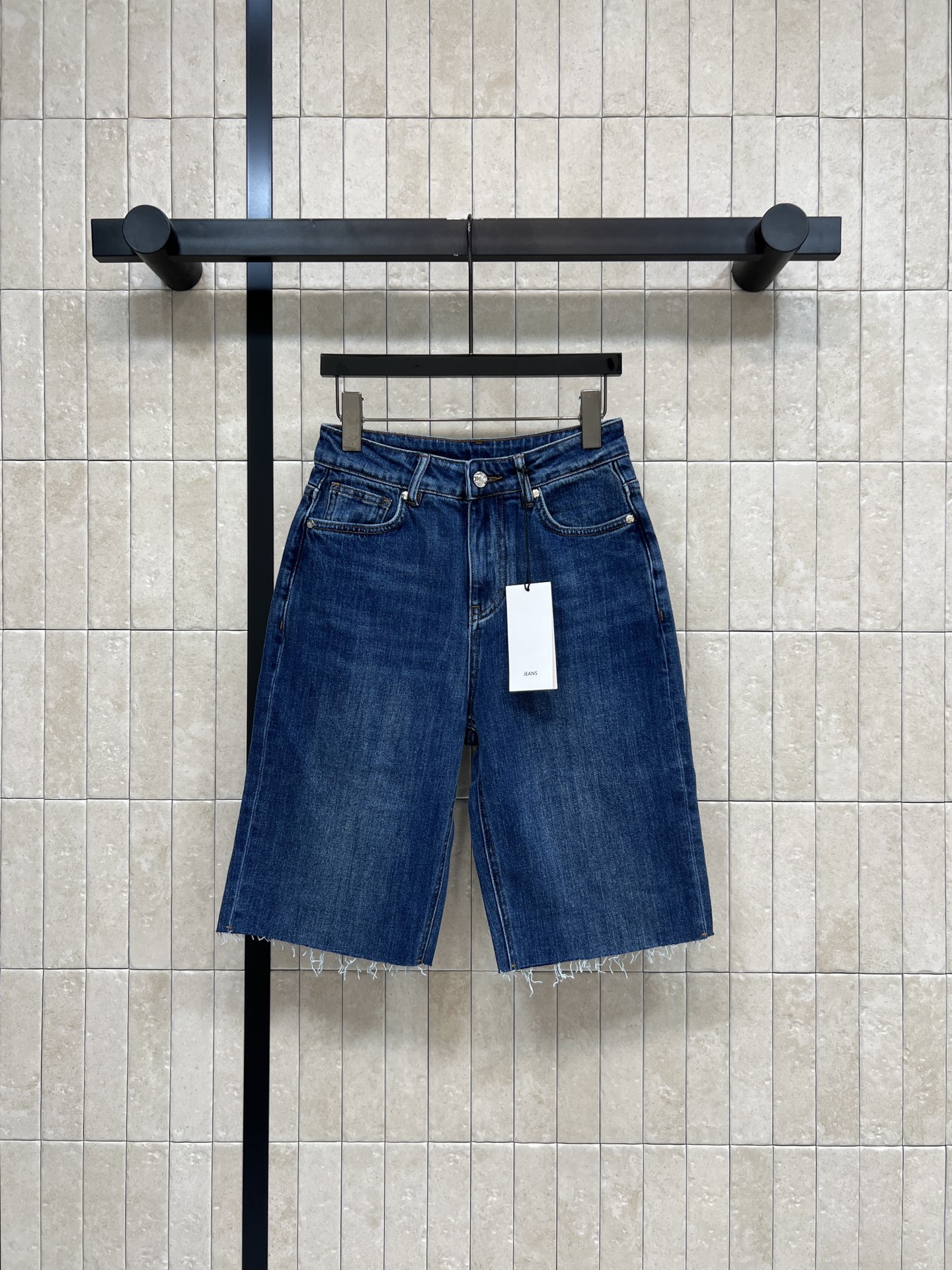 NO:837927,CE Home 26 new summer style raw edge denim shorts, dark blue washed cotton fabric, full of retro feel, high-waisted straight design, pants length to the knees, super friendly to modify the leg shape, very tolerant to all body types, raw edge details on the trouser legs, casual and fashionable, easy to create American casual style, match with T-shirt or suspenders, refreshing summer wear, get one color, five sizes, Size/26-27-28-29-30,, tees, t-shirt,19860909CE家 26夏季新款 毛边牛仔五分裤 深蓝水洗棉面料 复古感满满 高腰直筒设计 裤长到膝盖 修饰腿型超友好 对各种身材都很包容 裤脚毛边细节 随性又时髦 轻松打造美式休闲风 搭配T恤或吊带 夏日清爽穿搭get 一色五码Size/26-27-28-29-30,,tees，t-shirt,,Women's clothing