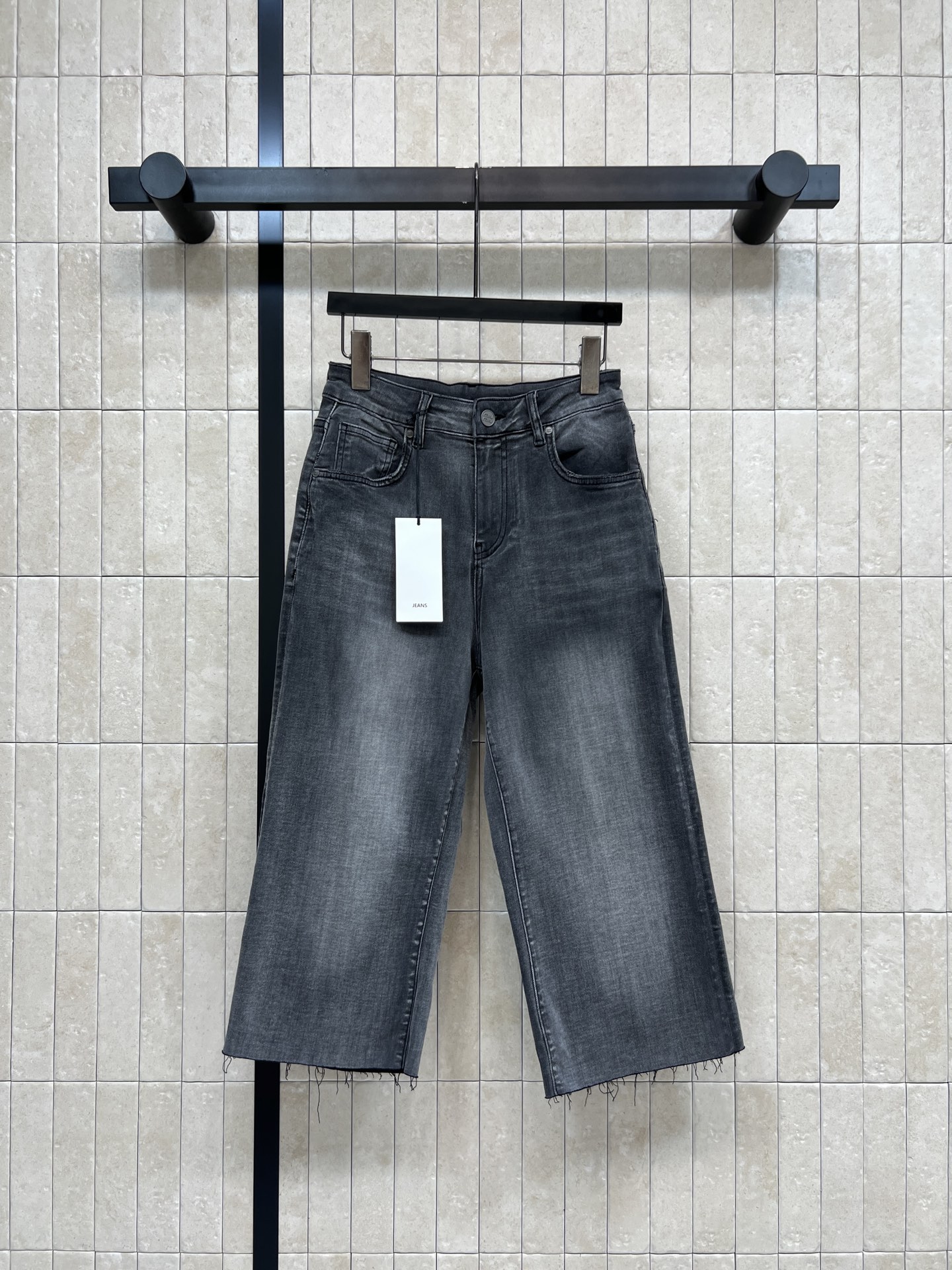 NO:837931,MIU home 26 new summer style raw edge three-quarter jeans, high waist, loose straight design, slimming and covering the hips, pear-shaped figure friendly, washed denim soft and breathable, three-quarter length to modify the leg shape, small people can easily control it, very versatile with T-shirts or shirts, smoky gray low-key and high-end, can be held for commuting and leisure, one color and five sizes Size/26-27-28-29-30,,miumiu,jeans,shirts,tees,t-shirt,19860909MIU家 26夏季新款 毛边七分牛仔裤 高腰宽松直筒设计 显瘦遮胯 梨形身材友好 水洗牛仔布柔软透气 七分长度修饰腿型 小个子也能轻松驾驭 搭配T恤或衬衫都很百搭 烟灰色低调高级 通勤休闲都能hold住 一色五码Size/26-27-28-29-30,,miumiu,jeans,shirts,tees，t-shirt,,Women's clothing