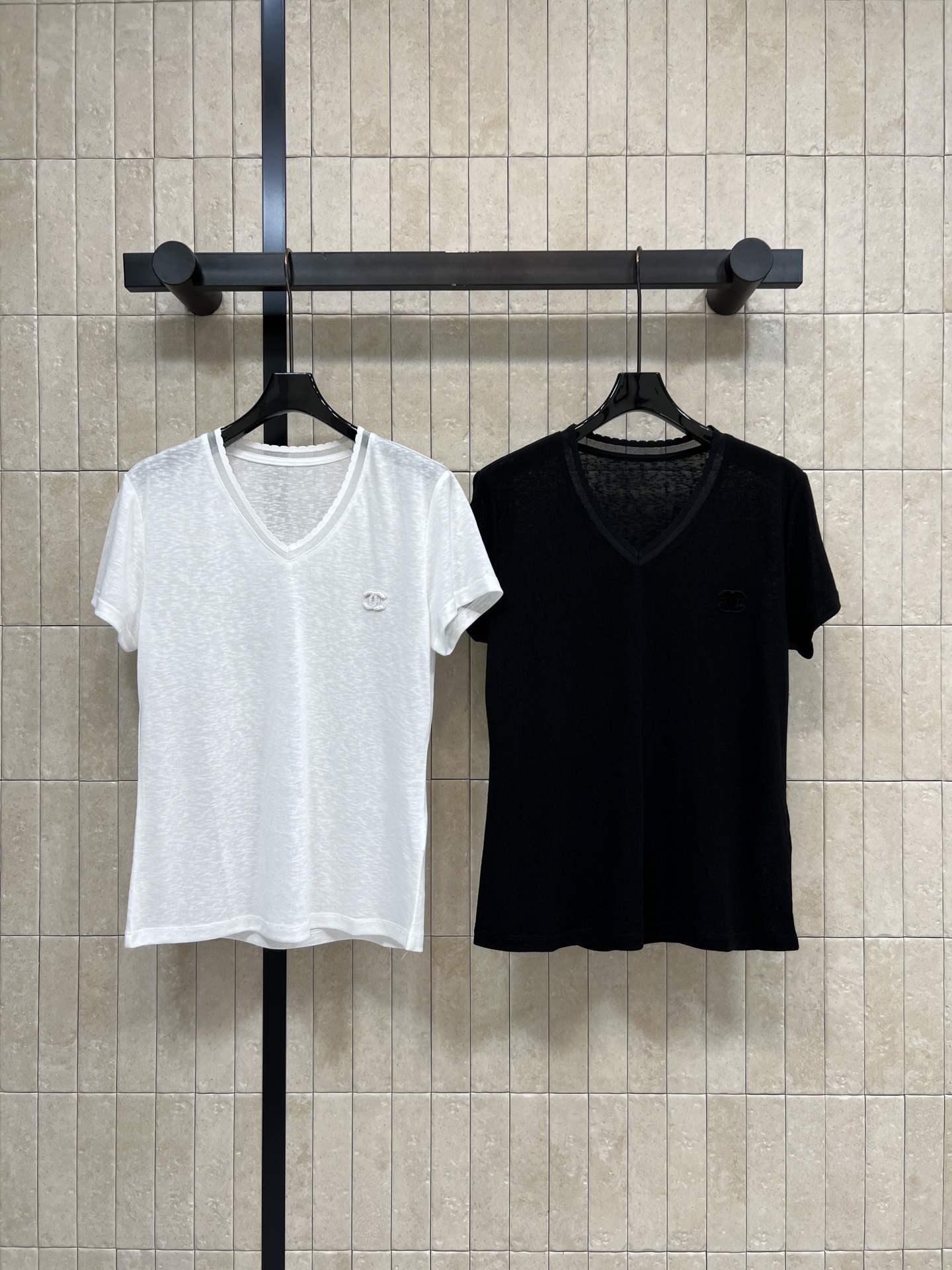 NO:837896,C Home 26 new summer style V-neck short-sleeved T-shirt. The fabric is dry and soft. The V-neck modifies the neck line. The small embroidery on the chest is very detailed. The loose version is very tolerant. It can be easily used for commuting and leisure. The color is versatile. It looks good with jeans and skirts. Simple and advanced. Two colors and three codes. Size/S-M-L,,chanel,skirts,jeans,T-shirt,tees,t-shirt,19860909C家 26夏季新款 V领短袖T恤 面料干爽又软糯 V领修饰颈部线条 胸前小刺绣超有细节感 宽松版型 包容性强 通勤休闲都能轻松驾驭 颜色百搭 随便配牛仔裤 半裙都好看 简约又高级 两色三码Size/S-M-L,,chanel,skirts,jeans,T-shirt,tees，t-shirt,,Women's clothing