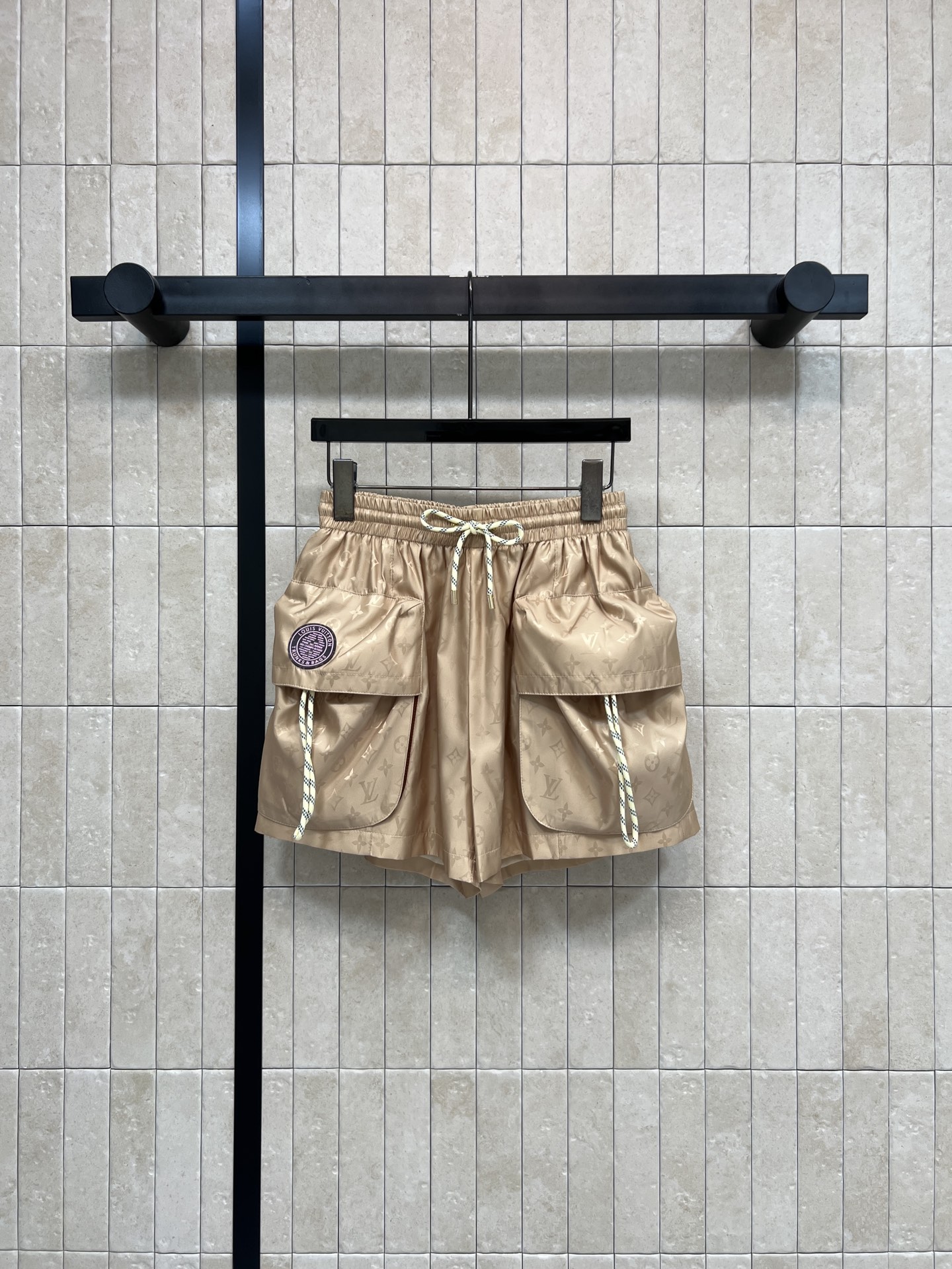 NO:837962,L's 26 new summer style khaki drawstring shorts. Made of light and breathable fabric. Loose fit + large pocket design. Practical and stylish. Drawstring elastic waist. Suitable for all body types. Low-key and versatile pockets with brand logo. Easy to control for daily outings and leisure. It's OK to wear with T-shirts or sneakers. Easily get a refreshing summer style. Four sizes in one color. Size/S-M-L-XL,,louis  vuitton,sneakers,shorts,tees,t-shirt,19860909L家 26夏季新款 卡其色抽绳短裤 采用轻薄透气面料 宽松版型+大口袋设计 实用又有型 抽绳松紧腰 适合各种身材 低调百搭口袋还有品牌标识 日常出街 休闲都能轻松驾驭 随便搭T恤或运动鞋都很OK 轻松get清爽夏日风 一色四码Size/S-M-L-XL,,louis vuitton,sneakers,shorts,tees，t-shirt,,Women's clothing