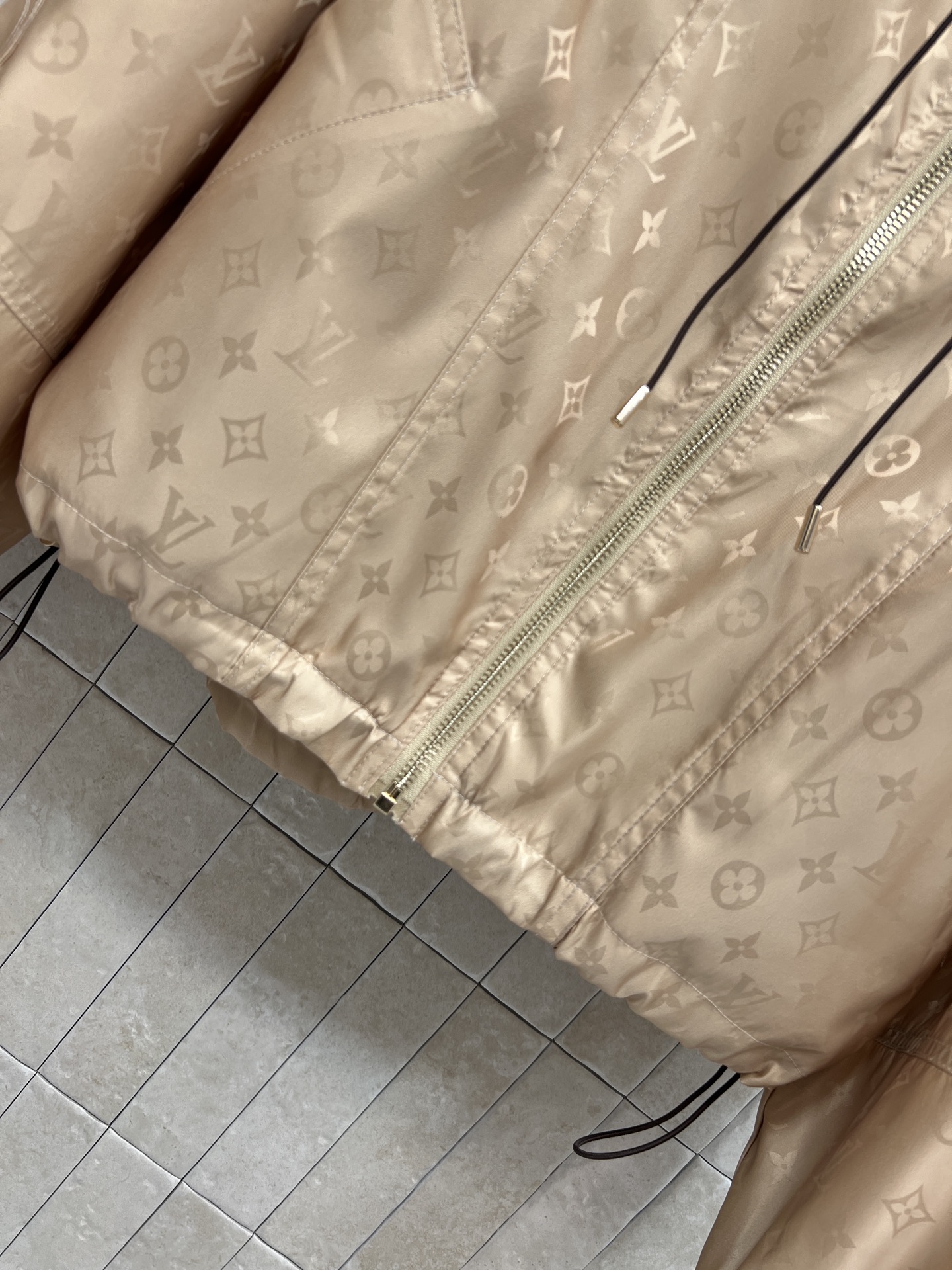L家 26夏季新款 卡其色老花连帽夹克  宽松版型+抽绳调节设计 显高又藏肉 连帽实用 拉链顺滑 袖口和