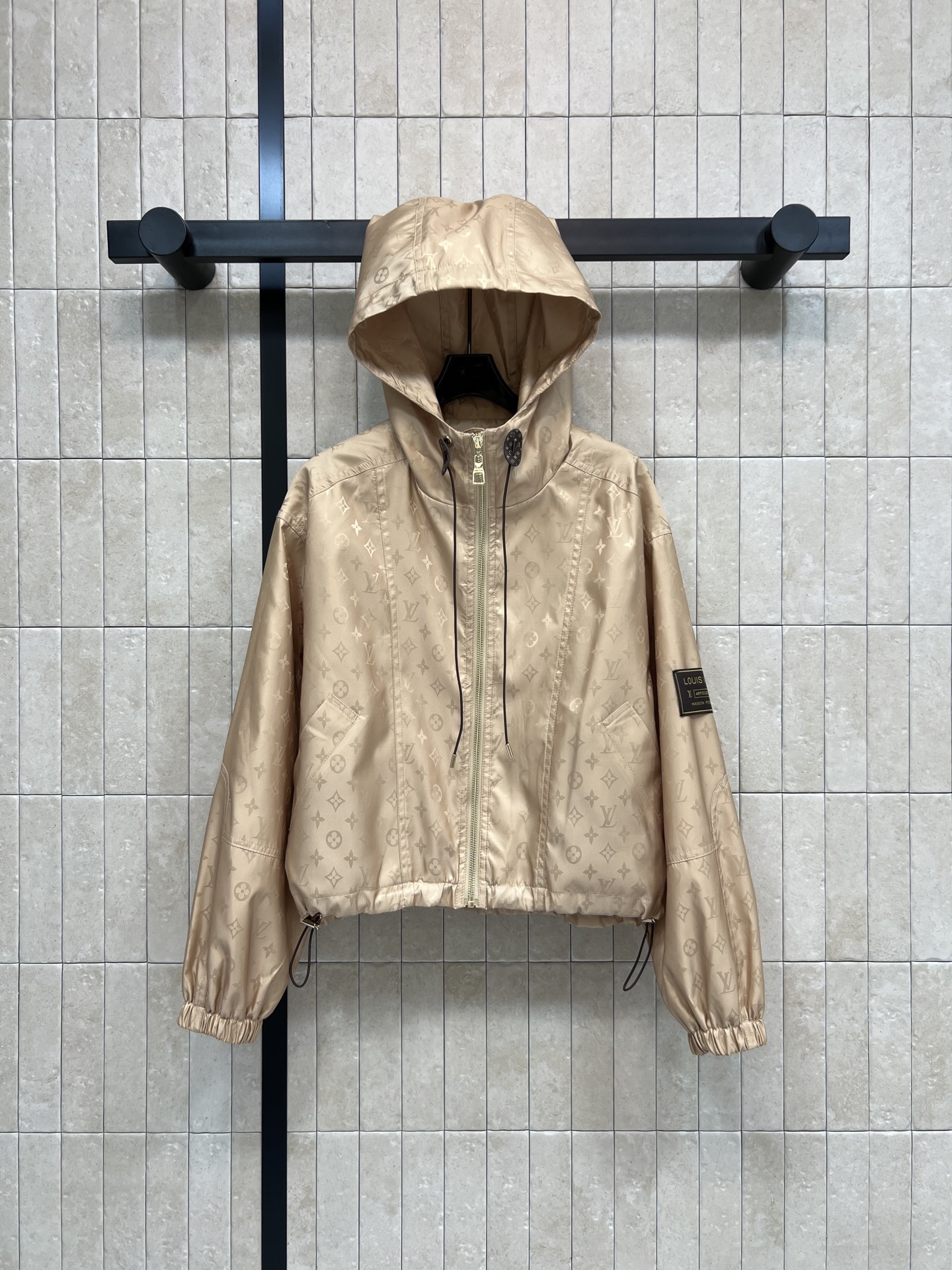 NO:837966,L's 26 new summer style khaki presbyopic hooded jacket. Loose fit + drawstring adjustment design. Shows height and hides body. Practical hood. Smooth zipper. Elastic cuffs and hem. Arm brand logo. Fabric is light and breathable. Pair with jeans or casual pants. Easy to get street style or commuting. Four sizes in one color. Size/S-M-L-XL,,louis vuitton,jeans,jackets & coats,hats,19860909L家 26夏季新款 卡其色老花连帽夹克 宽松版型+抽绳调节设计 显高又藏肉 连帽实用 拉链顺滑 袖口和下摆松紧收口 手臂品牌标识 面料轻薄透气 搭配牛仔裤或休闲裤 轻松get街头风or通勤 一色四码Size/S-M-L-XL,,louis vuitton,jeans,jackets & coats,hats,,Women's clothing