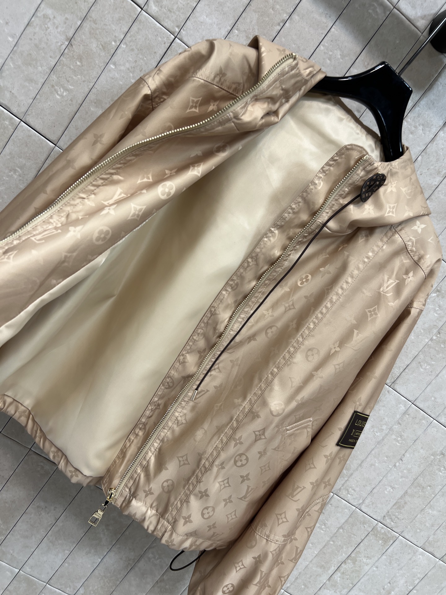 L家 26夏季新款 卡其色老花连帽夹克  宽松版型+抽绳调节设计 显高又藏肉 连帽实用 拉链顺滑 袖口和