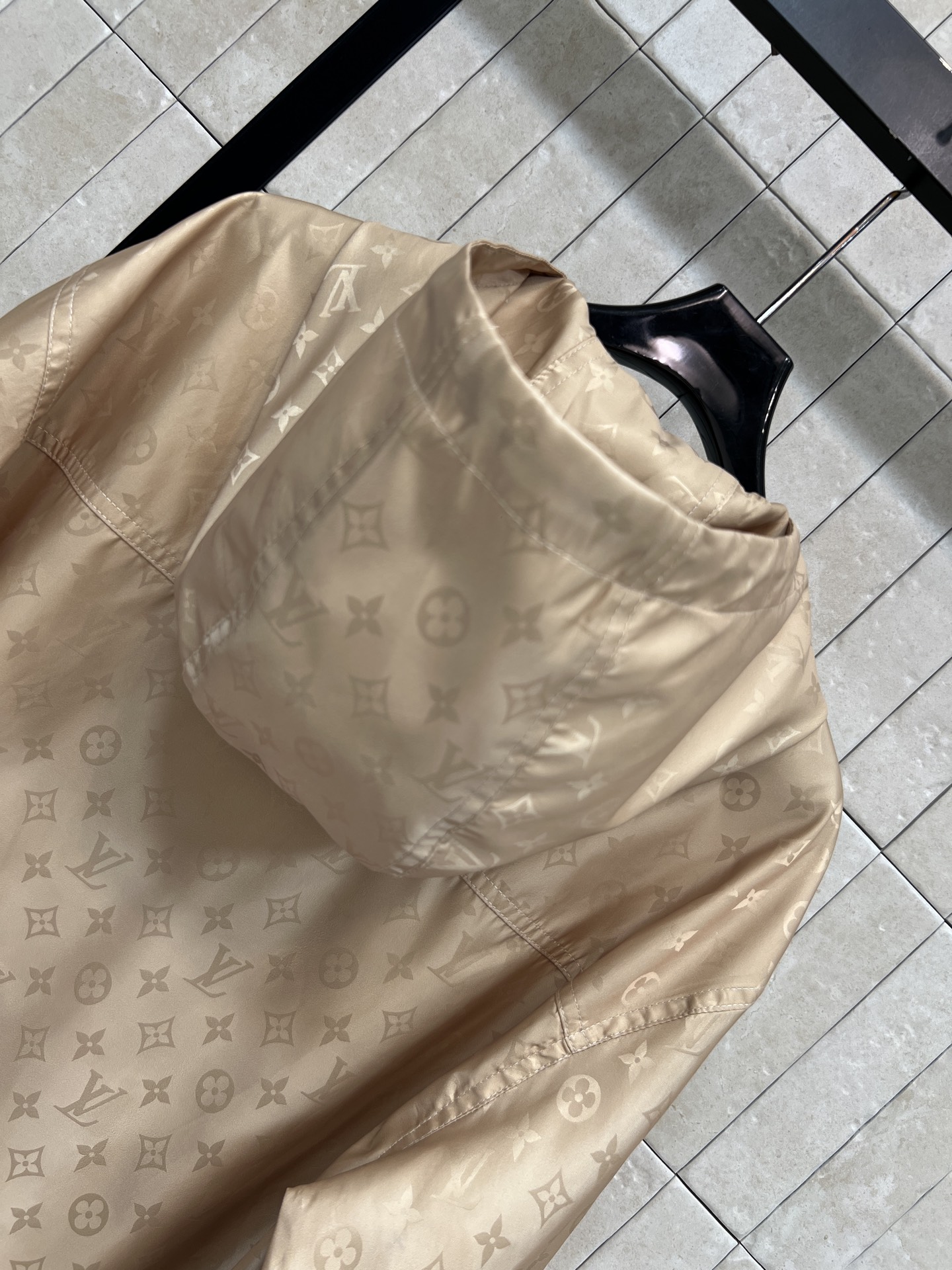 L家 26夏季新款 卡其色老花连帽夹克  宽松版型+抽绳调节设计 显高又藏肉 连帽实用 拉链顺滑 袖口和