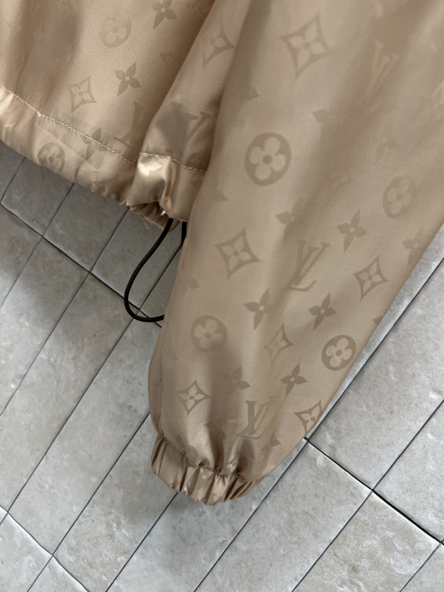 L家 26夏季新款 卡其色老花连帽夹克  宽松版型+抽绳调节设计 显高又藏肉 连帽实用 拉链顺滑 袖口和