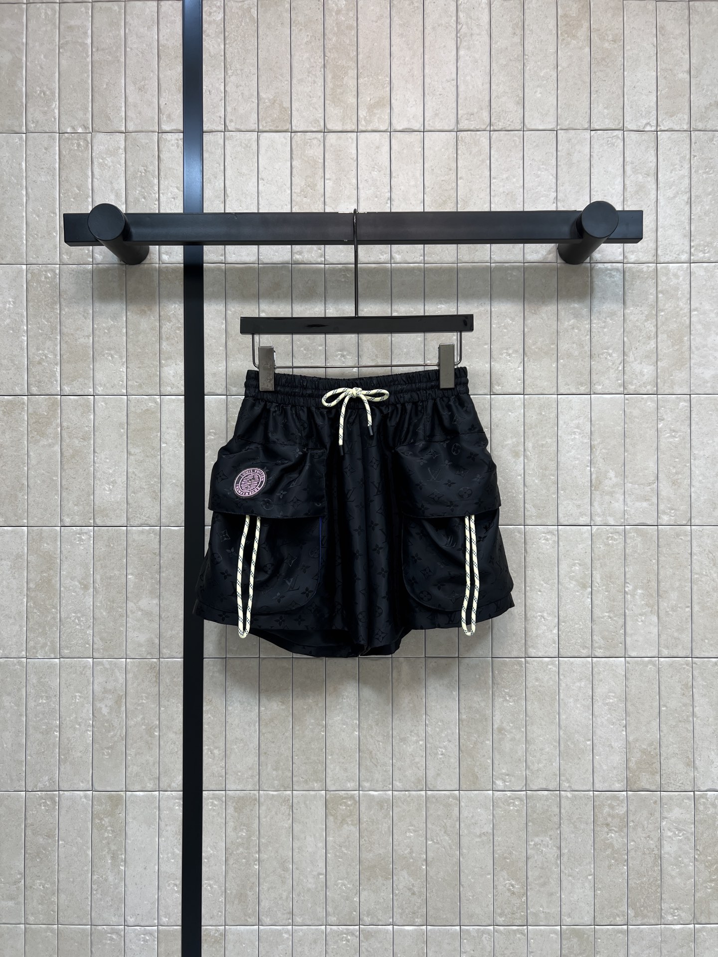 NO:837975,L's 26 new summer style khaki drawstring shorts. Made of light and breathable fabric. Loose fit + large pocket design. Practical and stylish. Drawstring elastic waist. Suitable for all body types. Low-key and versatile pockets with brand logo. Easy to control for daily outings and leisure. It's OK to wear with T-shirts or sneakers. Easily get a refreshing summer style. Four sizes in one color. Size/S-M-L-XL,,louis  vuitton,sneakers,shorts,tees,t-shirt,19860909L家 26夏季新款 卡其色抽绳短裤 采用轻薄透气面料 宽松版型+大口袋设计 实用又有型 抽绳松紧腰 适合各种身材 低调百搭口袋还有品牌标识 日常出街 休闲都能轻松驾驭 随便搭T恤或运动鞋都很OK 轻松get清爽夏日风 一色四码Size/S-M-L-XL,,louis vuitton,sneakers,shorts,tees，t-shirt,,Women's clothing