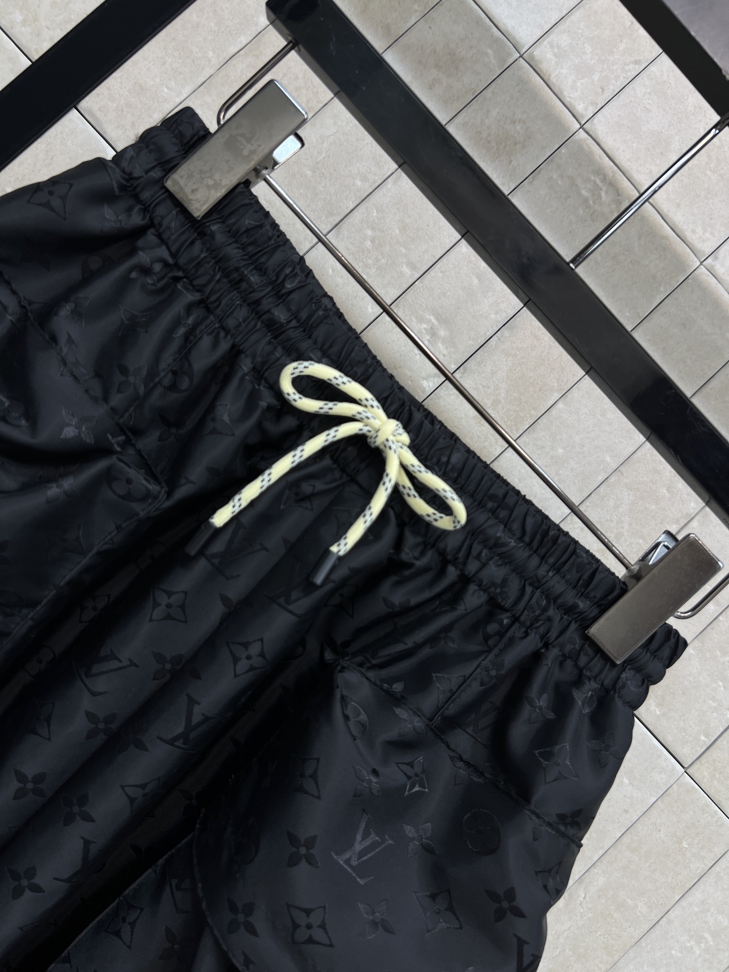 L家 26夏季新款 卡其色抽绳短裤 采用轻薄透气面料 宽松版型+大口袋设计 实用又有型 抽绳松紧腰 适合