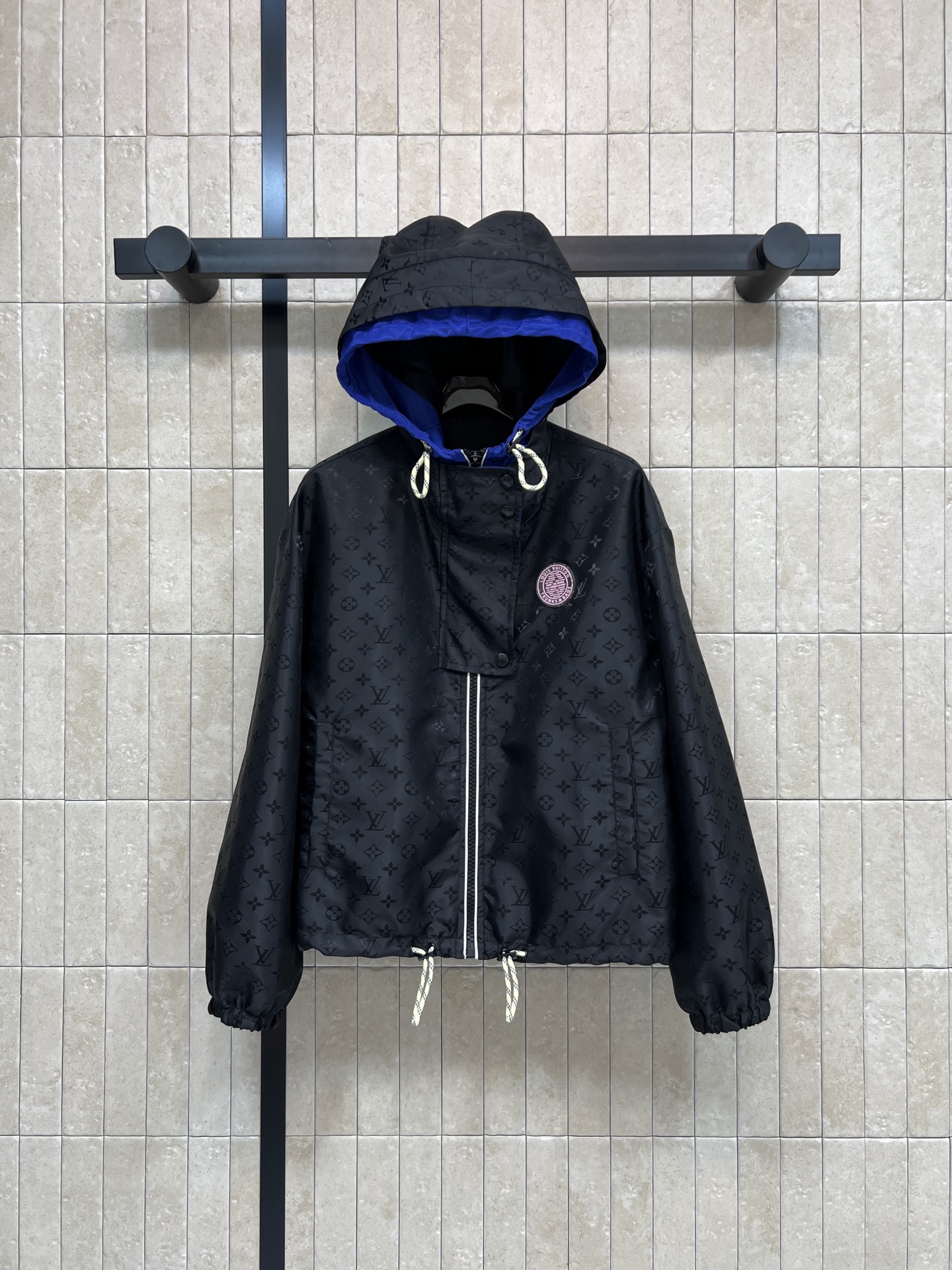 NO:837941,L's 26 new summer style presbyopia hooded jacket with dark pattern logo for recognition. Contrasting color design of the hat instantly breaks the dullness. Hooded design + adjustable drawstring. Badge patch on the chest. Full of sophistication. Loose fit. The upper body shows off your temperament. You can wear it with sports pants or jeans. Size/S-M-L-XL, louis vuitton, jeans, jackets & coats, hats,19860909L家 26夏季新款 老花连帽夹克 暗纹logo自带辨识度 帽子撞色设计 瞬间打破沉闷 连帽设计+可调节抽绳 胸口的徽章贴饰 精致感满满 宽松版型 上身巨显气质 不管搭运动裤还是牛仔裤 都能穿出松弛感 一色四码Size/S-M-L-XL,,louis vuitton,jeans,jackets & coats,hats,,Women's clothing