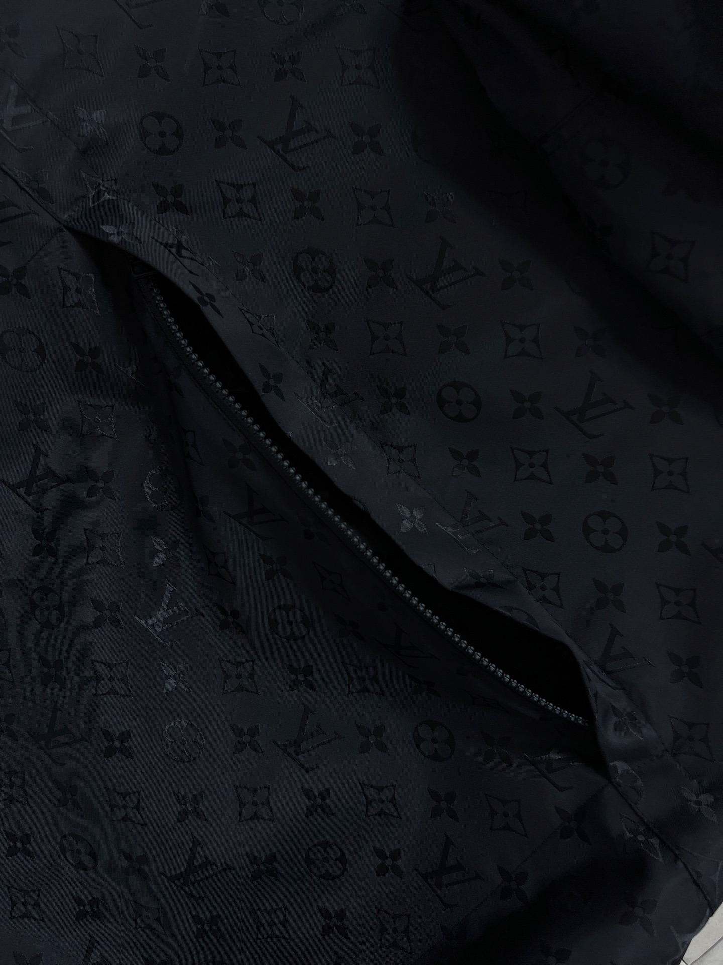 L家 26夏季新款 老花连帽夹克 暗纹logo自带辨识度 帽子撞色设计 瞬间打破沉闷 连帽设计+可调节抽