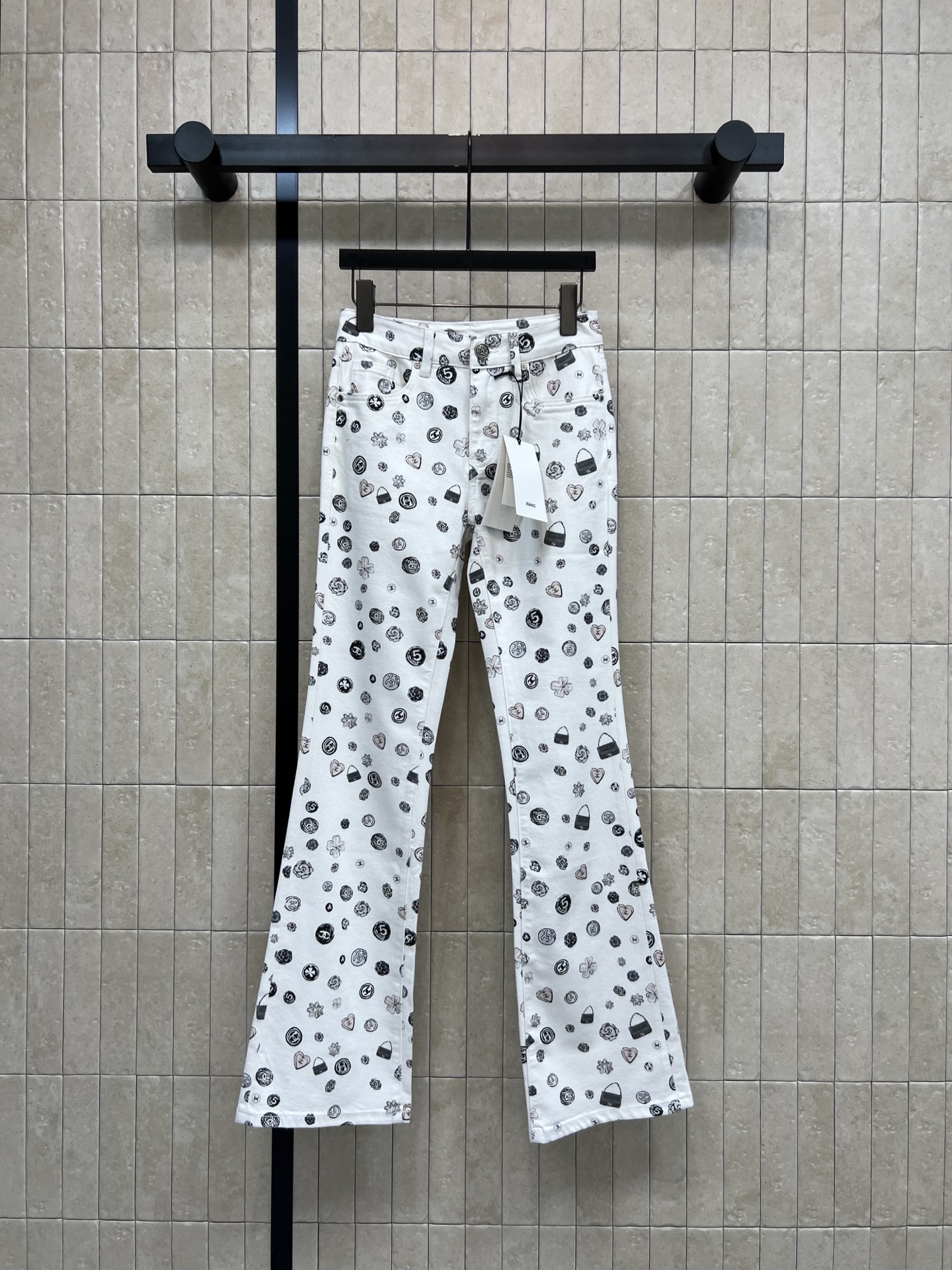 NO:838558,C Home 26 new summer style printed bootcut trousers. High-quality cotton silk material. Stiff and comfortable. The printing is super interesting. Full of brand sense. The bootcut trousers modify the leg shape. It looks slim and fashionable. It can be easily worn for daily outings or light formal occasions. Pair it with a simple top or a small fragrant jacket. It is elegant and playful and easy to get. Five sizes in one color. Size/26-27-28-29-30,,chanel,jackets & coats,19860909C家 26夏季新款 印花微喇长裤 高品质棉绸材质 挺括舒适 印花超有趣 品牌感满满 微喇裤型修饰腿型 显瘦又时髦 日常出街或轻正式场合都能轻松驾驭 搭配简约上衣或小香风外套 优雅俏皮轻松get 一色五码Size/26-27-28-29-30,,chanel,jackets & coats,,Women's clothing