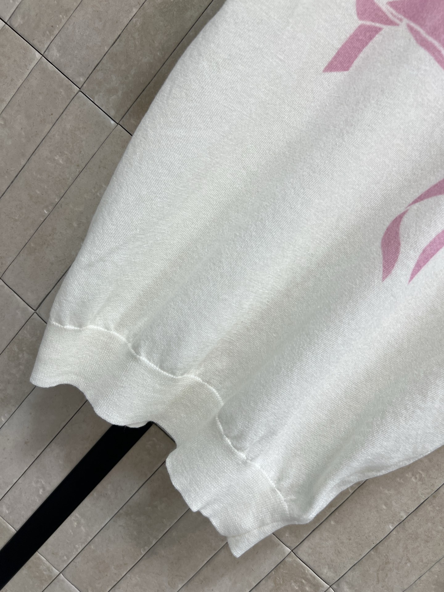 C家 26夏季新款 印花圆领短袖 柔软纯羊毛面料 穿着舒适有弹性 主色+粉色蝴蝶结印花 甜美少女感满满 