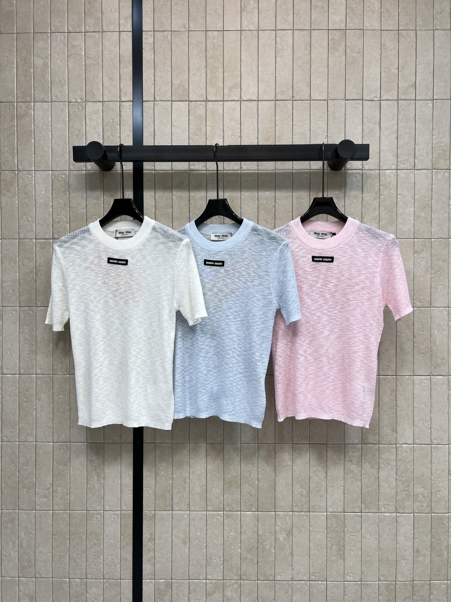 NO:838576,MIU Home 26 new summer style round neck slim-fitting short-sleeved top Made of Tencel blended fabric Soft and breathable Vertical pit stripe texture design Visually slimming Wavy lace neckline + cuffs + hem The letter logo on the chest is very recognizable It can be worn alone or as a base. It can be easily used for commuting and leisure. Three colors and three codes Size/S-M-L,,miumiu,T-shirt,19860909MIU家 26夏季新款 圆领修身短袖上衣 采用天丝混纺面料 柔软透气 竖坑条纹理设计 视觉显瘦 波浪花边领口+袖口+下摆 胸前字母徽标超有辨识度 单穿或打底都很百搭 通勤休闲都能轻松驾驭 三色三码Size/S-M-L,,miumiu,T-shirt,,Women's clothing