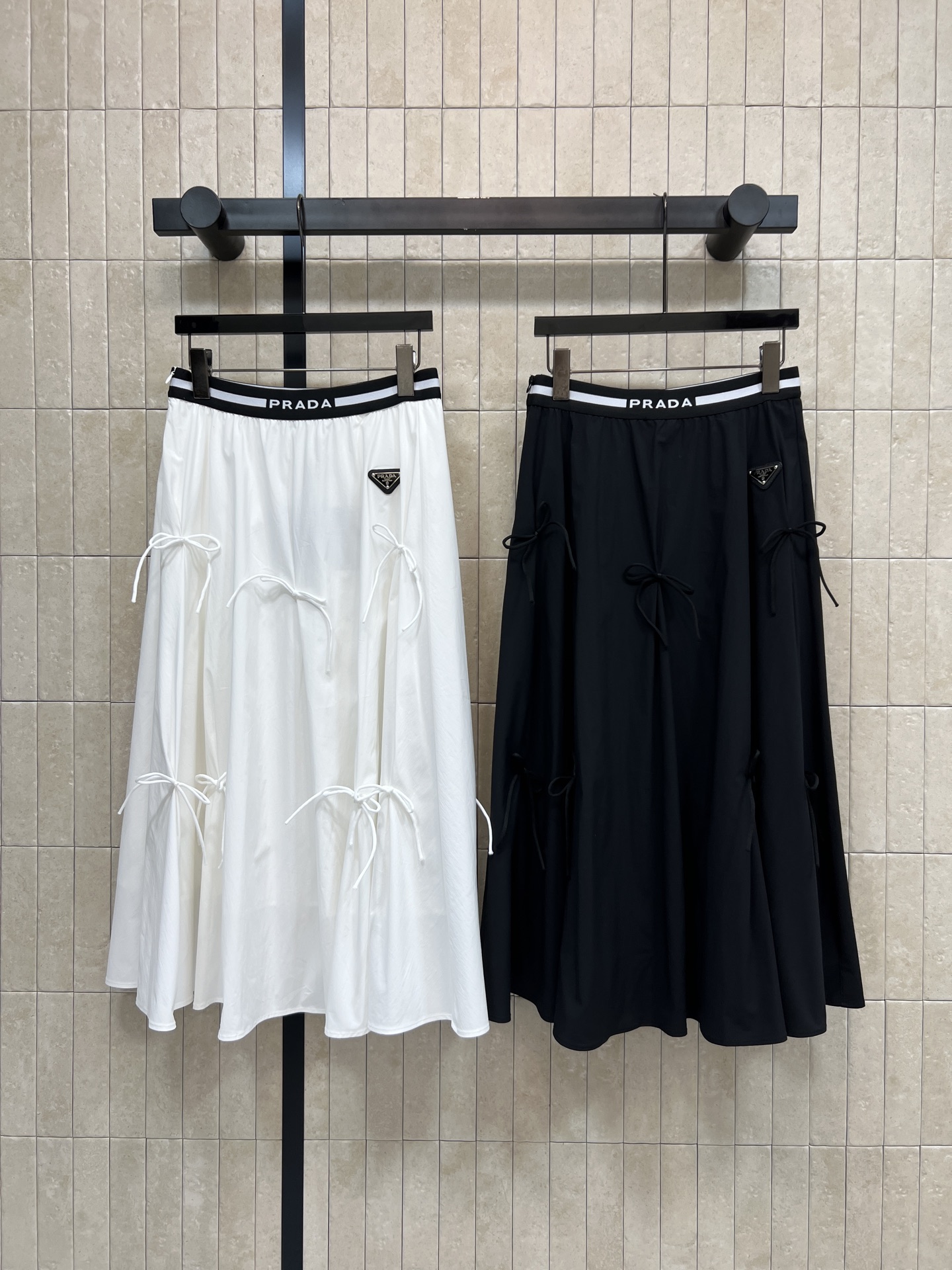 NO:838584,PD Home 26 new summer style bow skirt, high-waisted A-line version + contrasting waistband, super recognizable triangle logo, bow-knot drawstring design on the skirt, perfect drape of pure cotton, super body-friendly, easy to control, can be worn with T-shirt or knitted cardigan for daily commuting, dating and outing, easy to get the gentle Korean style, two colors and three codes, Size/S-M-L, dior, skirts, tees, t-shirt,19860909PD家 26夏季新款 蝴蝶结半裙 高腰A字版型+撞色腰头 三角标超有辨识度 裙身蝴蝶结抽绳设计 面料纯棉垂坠感满分 对身材超友好 能轻松驾驭 日常通勤 约会 出游都能搭 配T恤或针织开衫 轻松get韩系温柔风 两色三码Size/S-M-L,,dior,skirts,tees，t-shirt,,Women's clothing