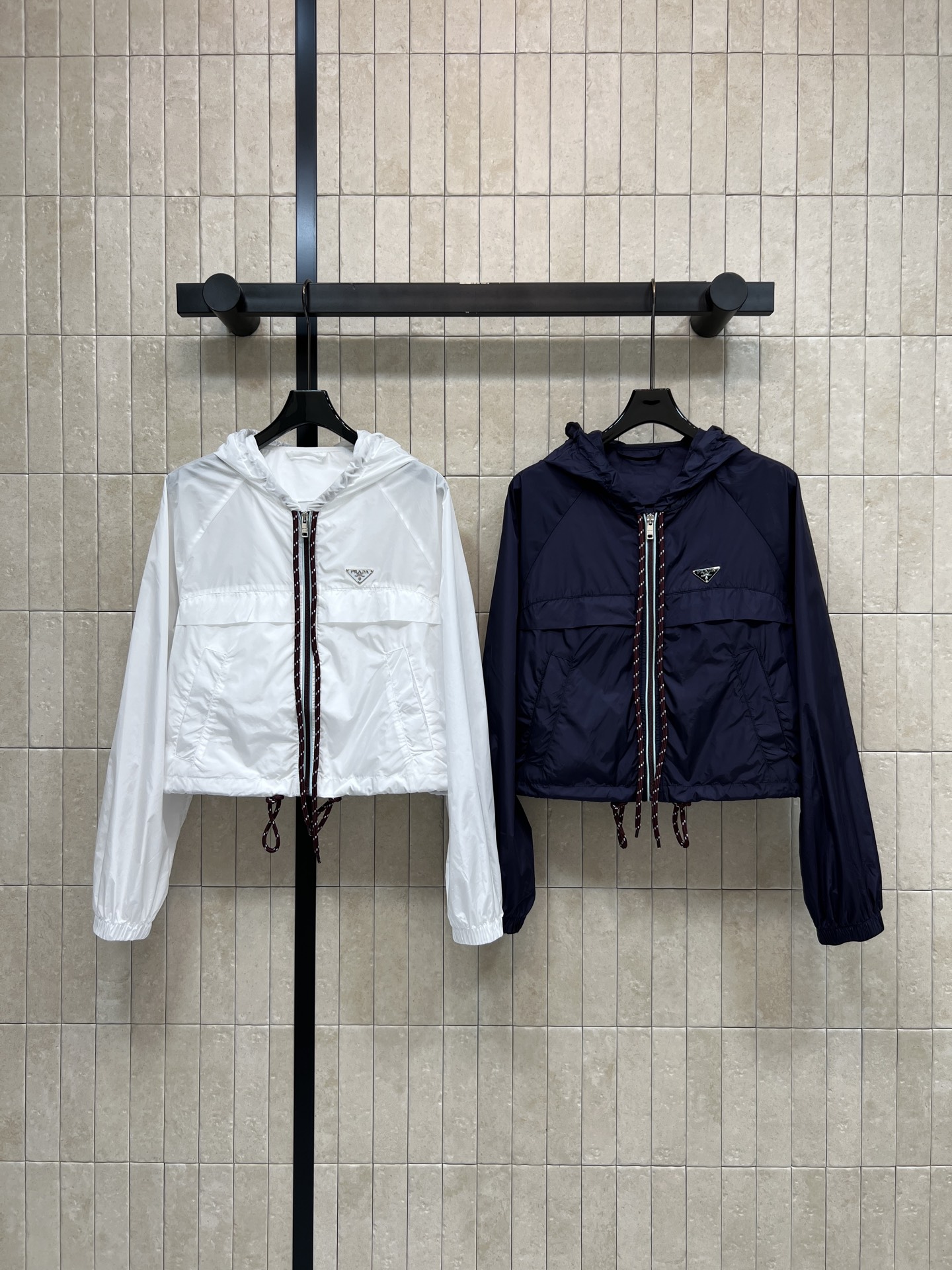 NO:838591,PD Home 26 new summer style drawstring sun protection jacket. Lightweight, breathable and windproof. Contrasting color drawstring + triangle logo. Full of details. Casual and practical. Short and neat tailoring. It goes well with pleated skirts or jeans. Can be worn for daily commuting and outdoor activities. Sun protection and fashionable. Two colors and three sizes. Size/S-M-L, dior, skirts, jeans, jackets & coats,19860909PD家 26夏季新款 抽绳防晒外套 轻薄透气又防风 撞色抽绳+三角标 细节拉满 休闲实用 短款剪裁利落 搭配百褶裙或牛仔裤都很出彩 日常通勤 户外活动都能穿 防晒又时髦 两色三码Size/S-M-L,,dior,skirts,jeans,jackets & coats,,Women's clothing