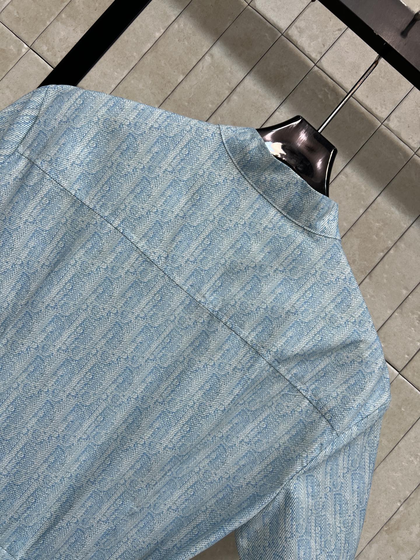 D家 26夏季新款 老花收腰连衣裙 垂坠感面料自带飘逸感 小立领+短袖的设计 单排扣门襟带着优雅的细节 