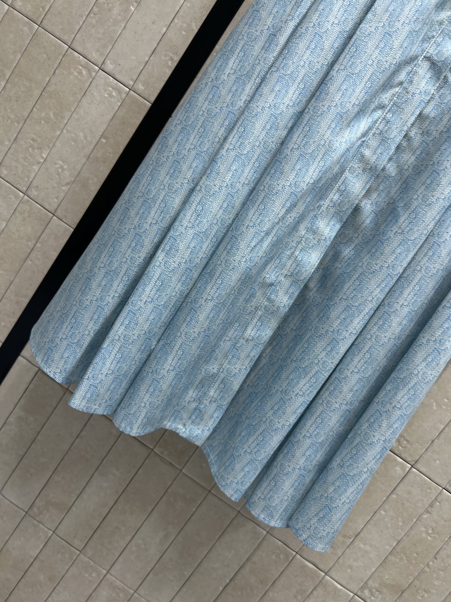 D家 26夏季新款 老花收腰连衣裙 垂坠感面料自带飘逸感 小立领+短袖的设计 单排扣门襟带着优雅的细节 