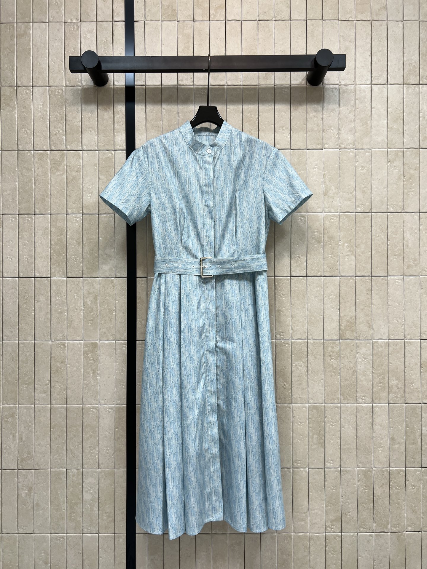 NO:838601,D Home 26 new summer style presbyopia waist dress. Draped fabric has a sense of elegance. Design of small stand-up collar + short sleeves. Single-breasted placket with elegant details. Paired with a belt of the same color to optimize body proportions. Suitable for commuting, dating or afternoon tea. You can easily achieve a relaxed and elegant feel without having to worry about matching. Three sizes in one color, Size/S-M-L,, dior, skirts, T-shirt,19860909D家 26夏季新款 老花收腰连衣裙 垂坠感面料自带飘逸感 小立领+短袖的设计 单排扣门襟带着优雅的细节 搭配同色系腰带 优化身材比例 不管是通勤 约会还是下午茶都超合适 不用费心搭配也能轻松拿捏松弛贵气感 一色三码Size/S-M-L,,dior,skirts,T-shirt,,Women's clothing