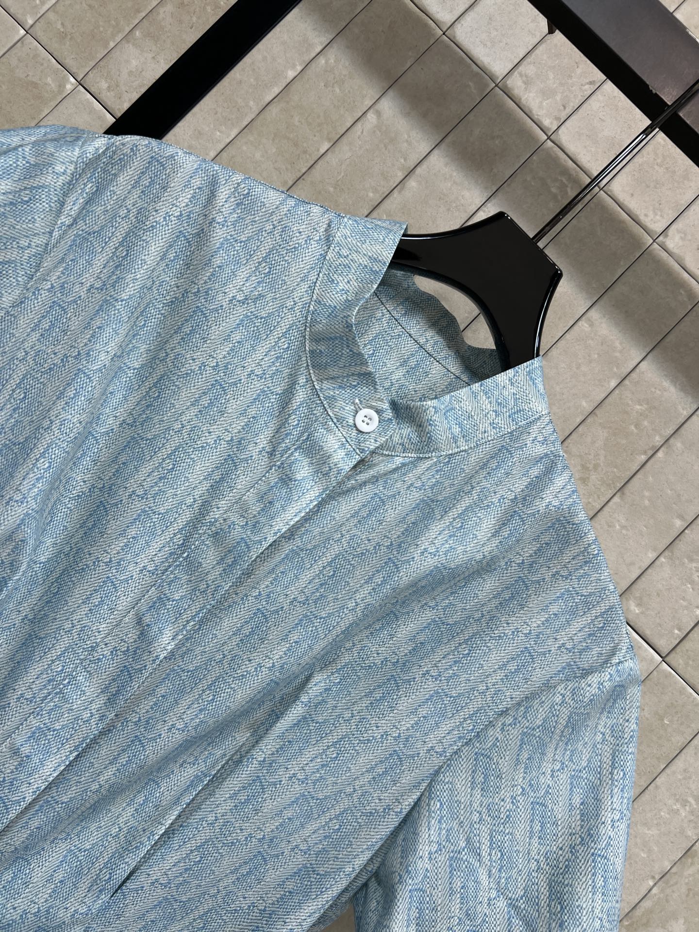 D家 26夏季新款 老花收腰连衣裙 垂坠感面料自带飘逸感 小立领+短袖的设计 单排扣门襟带着优雅的细节 