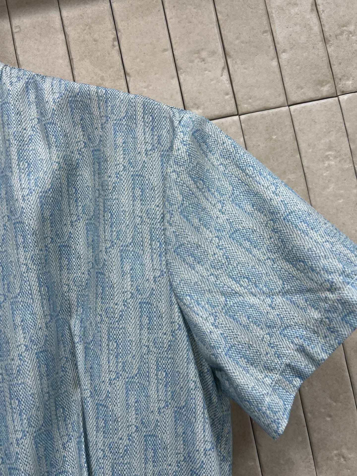 D家 26夏季新款 老花收腰连衣裙 垂坠感面料自带飘逸感 小立领+短袖的设计 单排扣门襟带着优雅的细节 