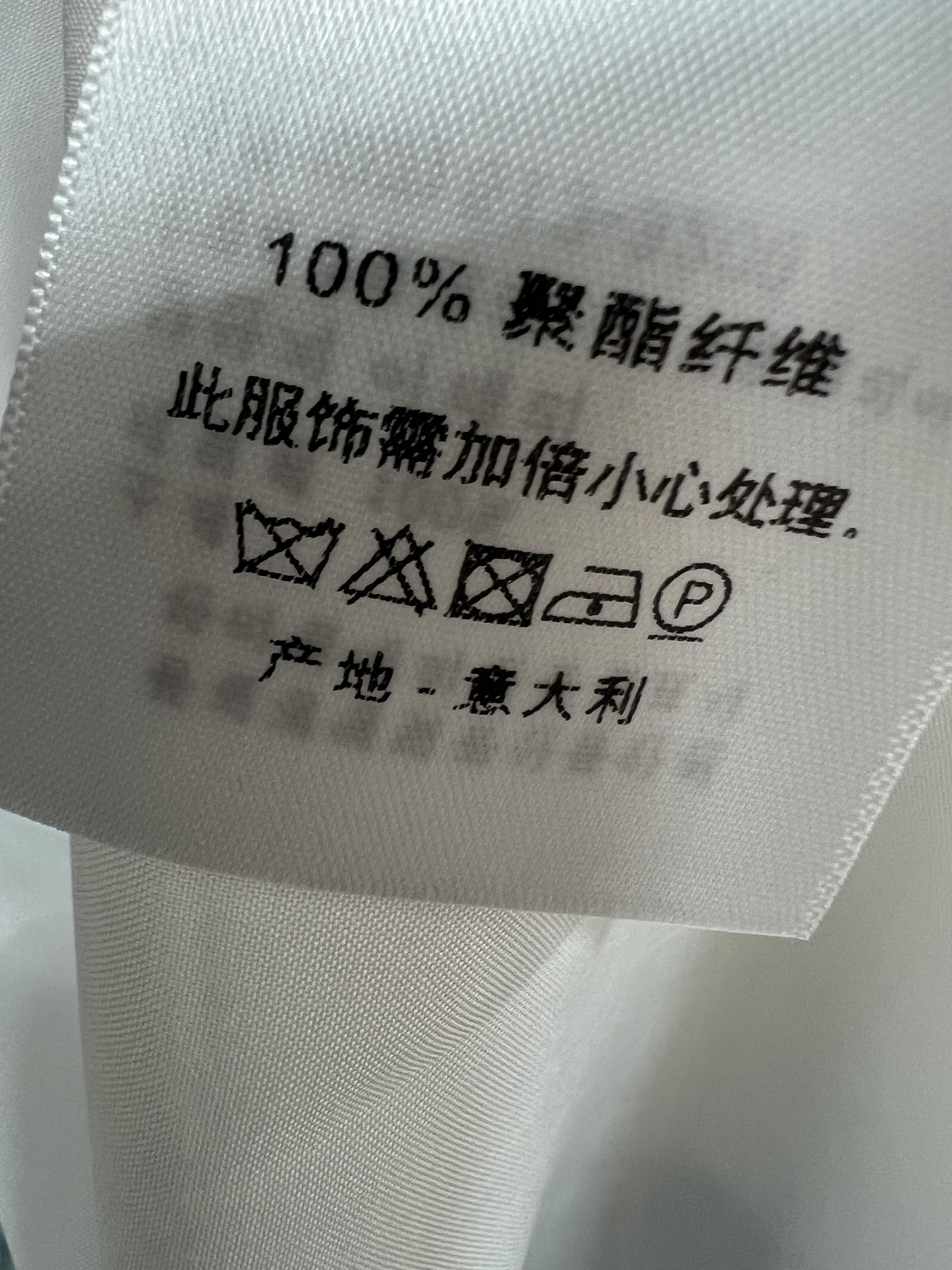 D家 26夏季新款 老花收腰连衣裙 垂坠感面料自带飘逸感 小立领+短袖的设计 单排扣门襟带着优雅的细节 
