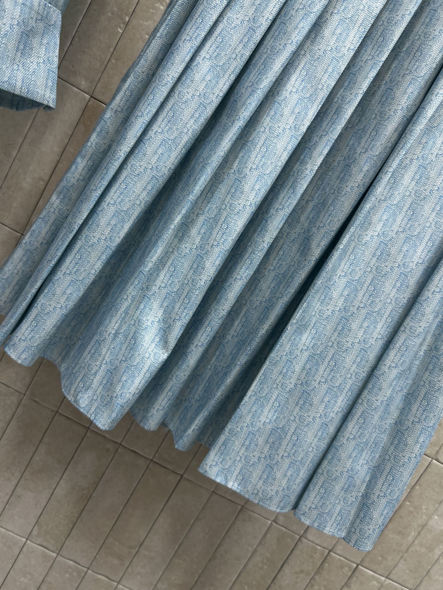 D家 26夏季新款 老花衬衫套装 翻领衬衫+高腰半裙 面料轻盈舒适 微微透的质感带着朦胧氛围感 单穿也很