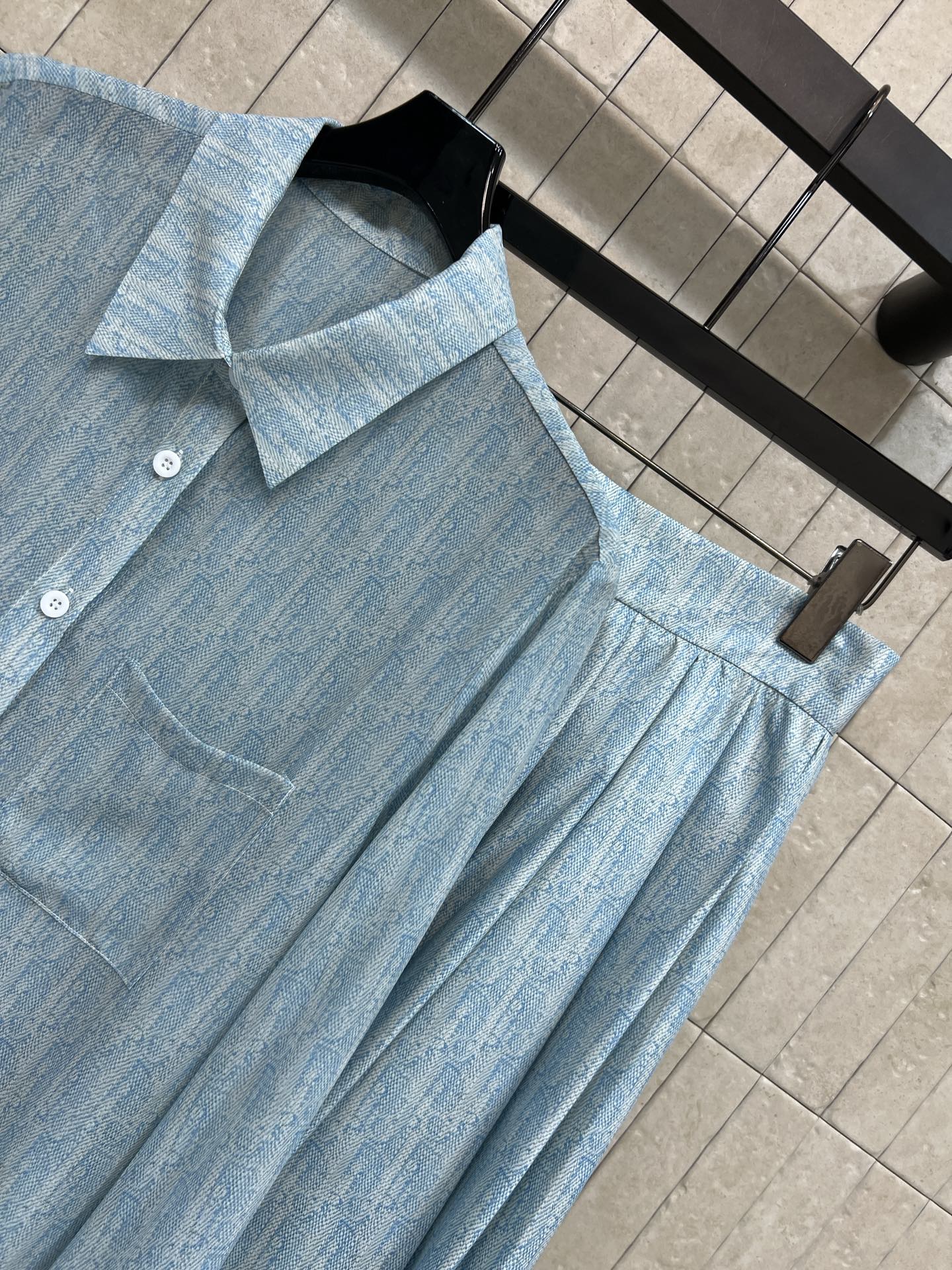 D家 26夏季新款 老花衬衫套装 翻领衬衫+高腰半裙 面料轻盈舒适 微微透的质感带着朦胧氛围感 单穿也很