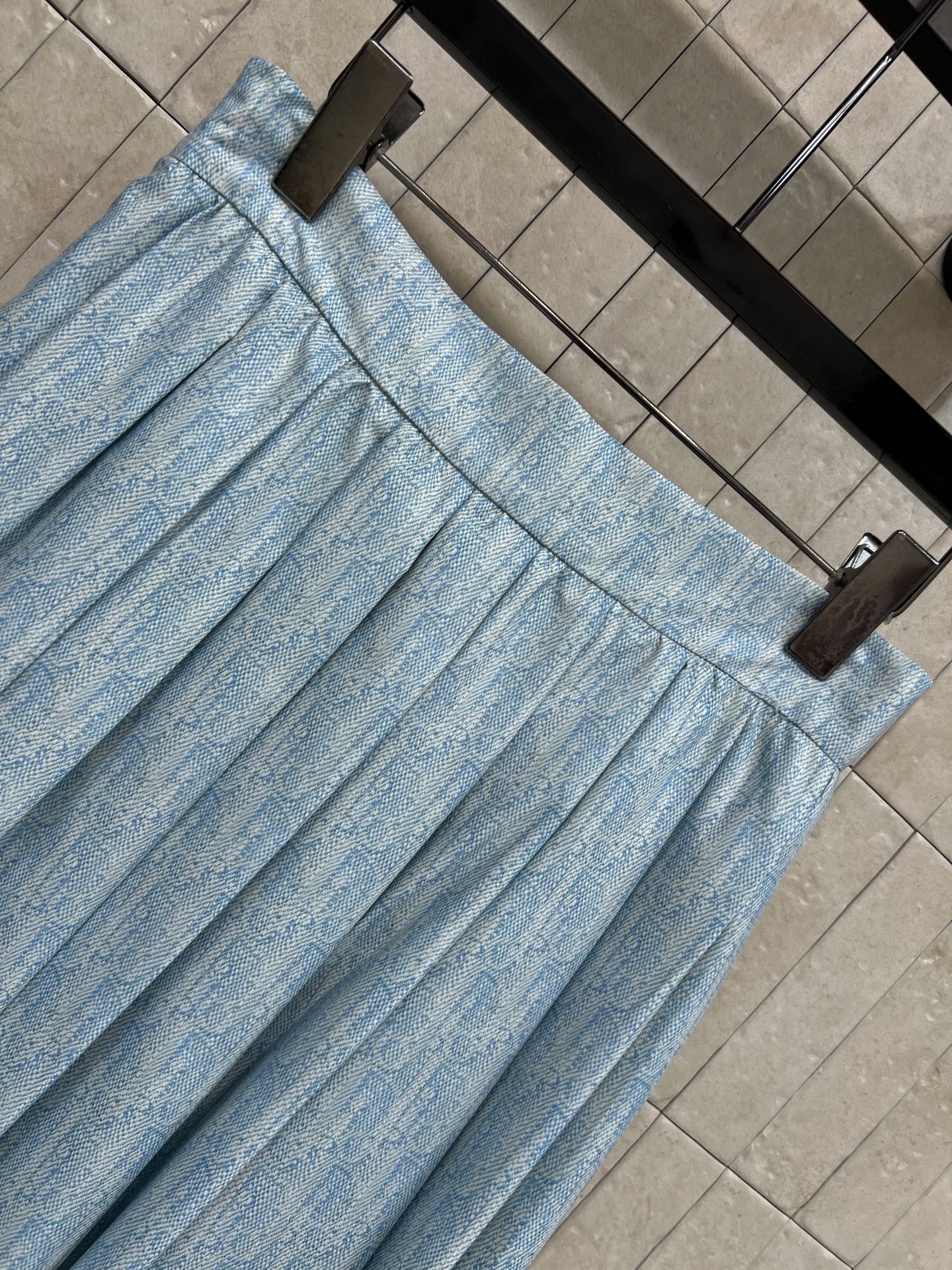 D家 26夏季新款 老花衬衫套装 翻领衬衫+高腰半裙 面料轻盈舒适 微微透的质感带着朦胧氛围感 单穿也很