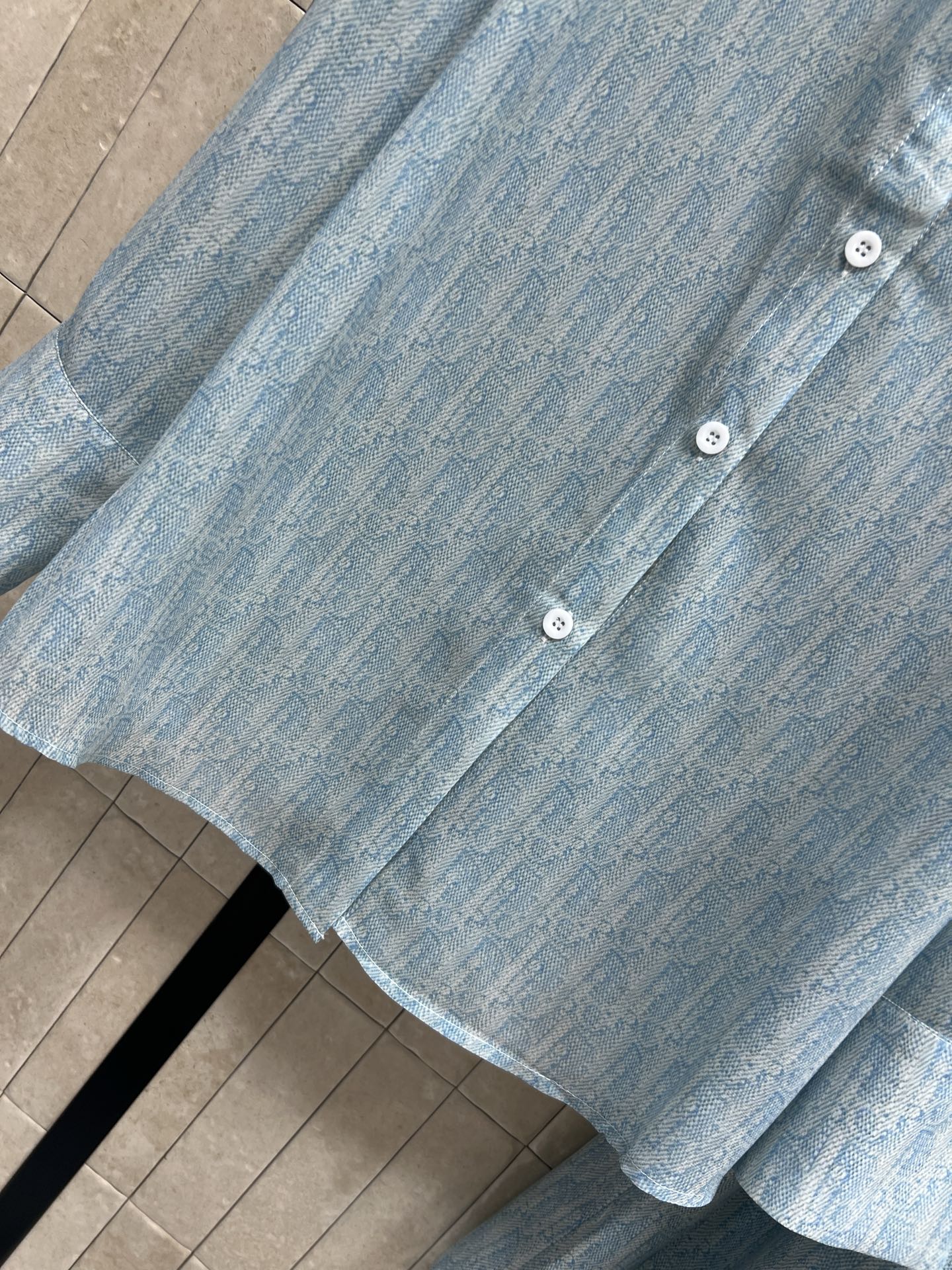 D家 26夏季新款 老花衬衫套装 翻领衬衫+高腰半裙 面料轻盈舒适 微微透的质感带着朦胧氛围感 单穿也很
