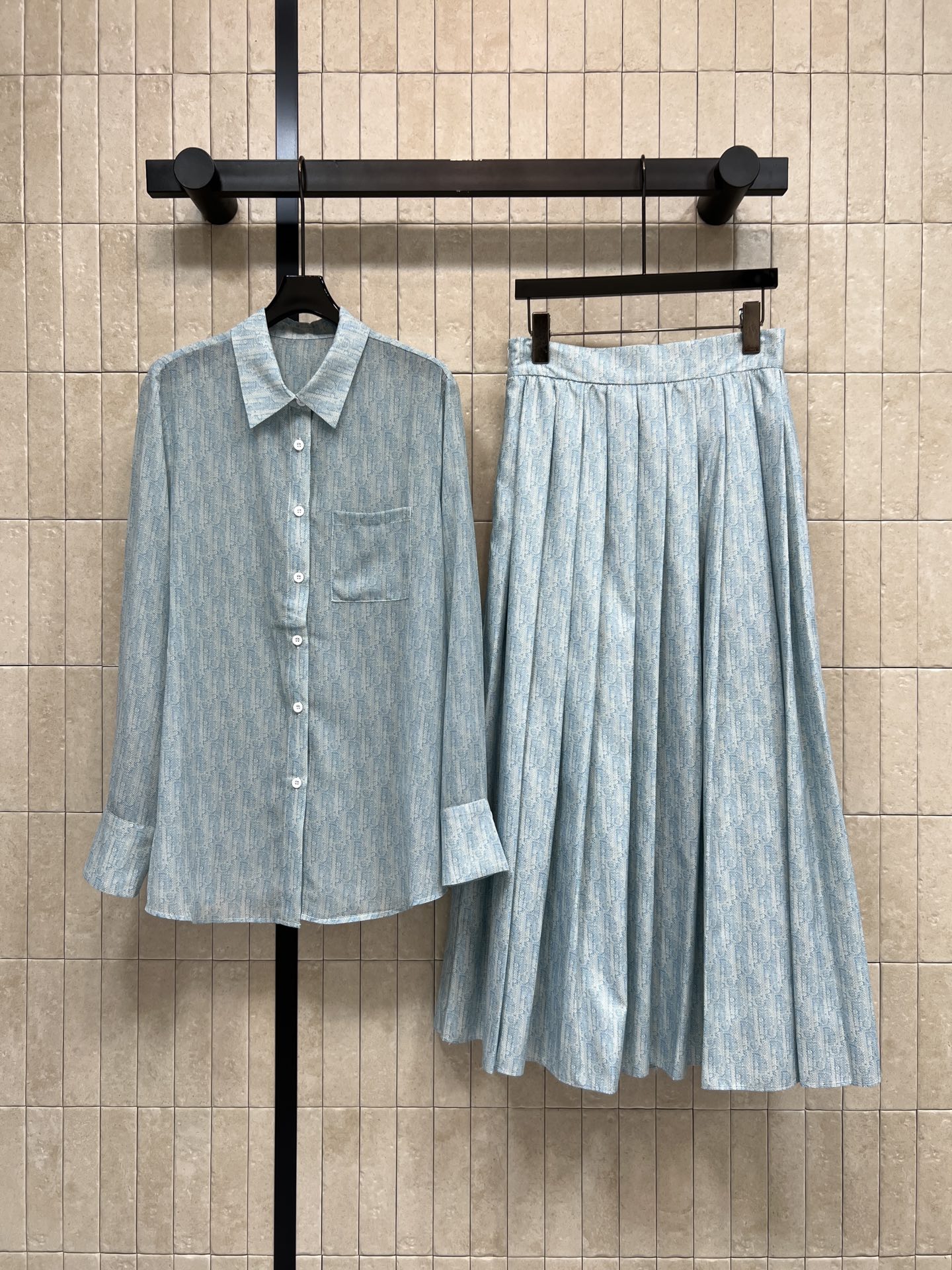 NO:838611,Tops Skirts D Home 26 new summer styles Presbyopic shirt suit Lapel shirt + high-waisted skirt The fabric is light and comfortable. The slightly see-through texture brings a hazy atmosphere. It also looks good when worn alone. The high-waisted A-line skirt just covers the width of the hips and thick legs. The pleated version is perfect for going out in one set, whether it is commuting, dating or afternoon tea. Three sizes in one color, Size/S-M-L,, dior, skirts, shirts,19860909上衣 半裙 D家 26夏季新款 老花衬衫套装 翻领衬衫+高腰半裙 面料轻盈舒适 微微透的质感带着朦胧氛围感 单穿也很好看 高腰A字半裙刚好遮住胯宽和腿粗 百褶版型 一套出门 不管是通勤 约会还是下午茶都超合适 一色三码Size/S-M-L,,dior,skirts,shirts,,Women's clothing