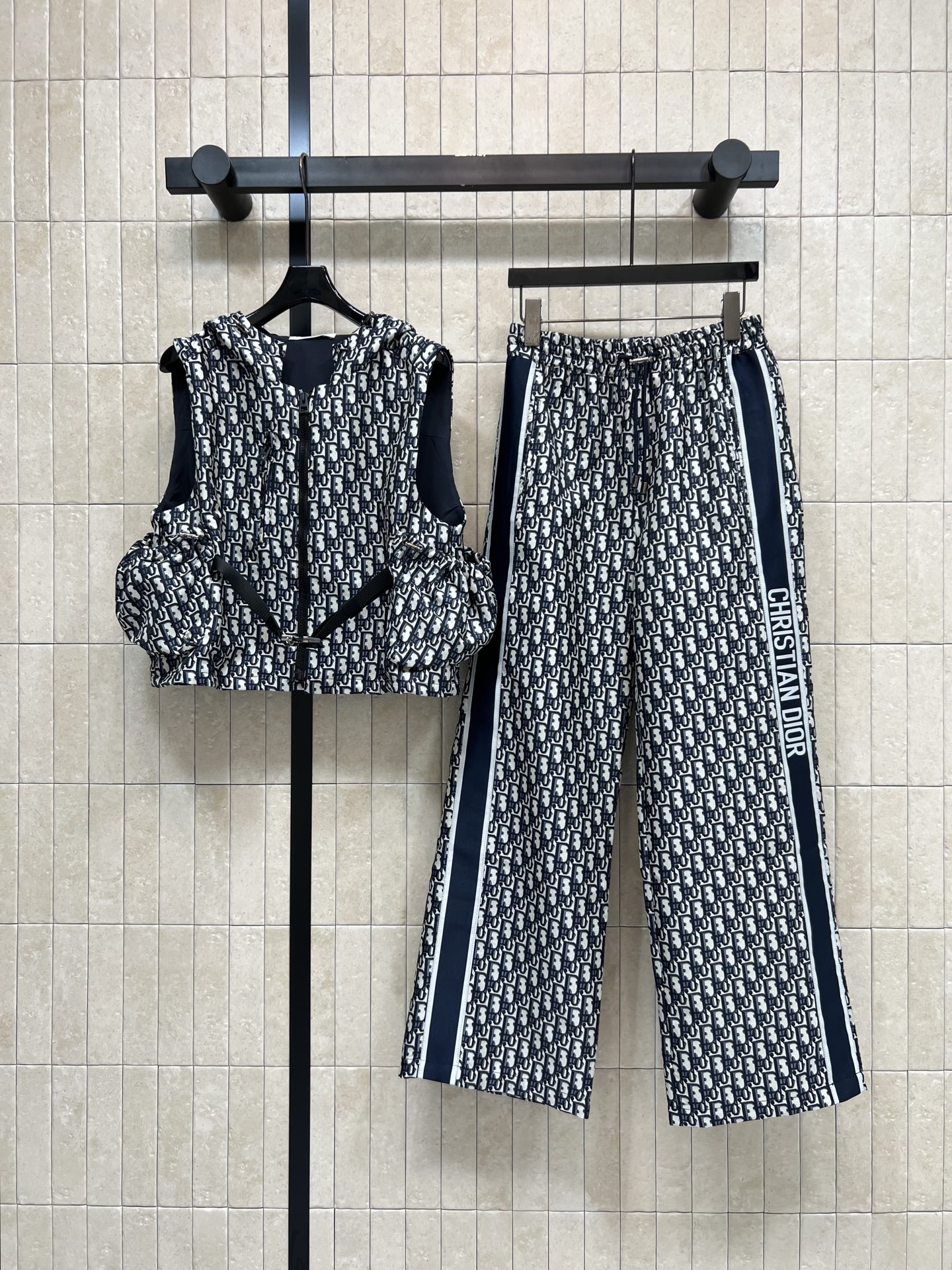 NO:838622,Vest Long Style D Home 26 Summer New Style Presbyopic Hooded Vest Set Short Hooded Vest + Drawstring Wide Leg Pants Top with adjustable waist design Large pockets on both sides Letter webbing on the side of pants Full of details Casual and fashionable Daily wear is comfortable and stylish Classic presbyopic color matching will never go out of style Three codes in one color Size/S-M-L,,dior,hats,19860909马甲 长款 D家 26夏季新款 老花连帽马甲套装 短款连帽马甲+抽绳阔腿裤 上衣可收腰设计 两侧大口袋 裤子侧边字母织带 细节感拉满 休闲又时髦 日常穿着舒适又有型 经典老花配色永不过时 一色三码Size/S-M-L,,dior,hats,,Women's clothing