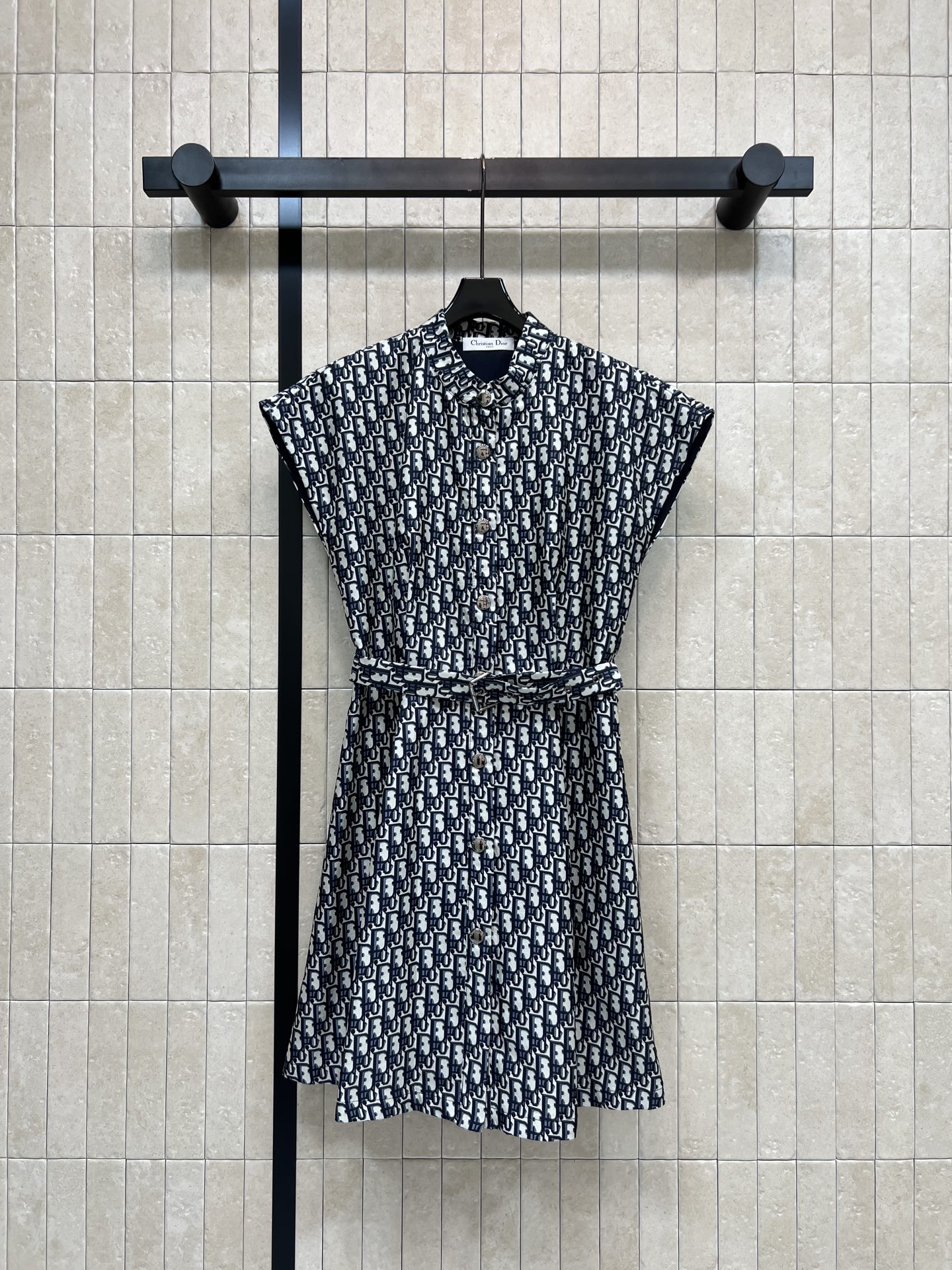 NO:838633,D Home 26 new summer styles Presbyopic sleeveless waist dress Presbyopic design Stand-up collar sleeveless + single-breasted placket Easy to put on and take off Belt design to modify the waistline A-line skirt with flexible hem Stiff and stylish fabric Most comfortable to wear in summer Excellent to wear alone or paired with a suit Both temperament and practicality Three sizes in one color Size/S-M-L,, dior, skirts, business suit,19860909D家 26夏季新款 老花无袖收腰连衣裙 老花设计 立领无袖+单排扣门襟 穿脱方便 腰带设计修饰腰线 A字裙摆灵动 面料硬挺有型 夏天穿最舒服 单穿或搭配西装都很出彩 气质与实用性兼具 一色三码Size/S-M-L,,dior,skirts,business suit,,Women's clothing