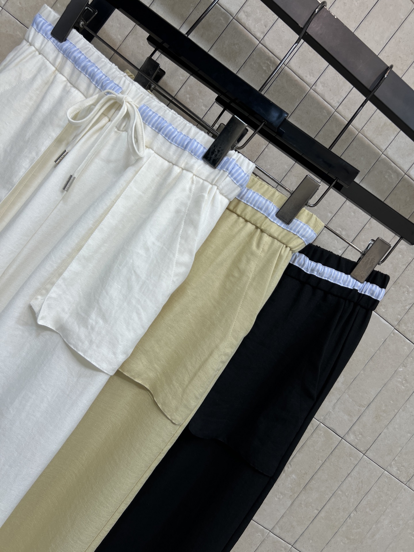 MIU家 26夏季新款 撞色腰头长裤 轻薄透气面料 阔腿版型 撞色腰头点缀 打破基础款沉闷感 自带大口袋